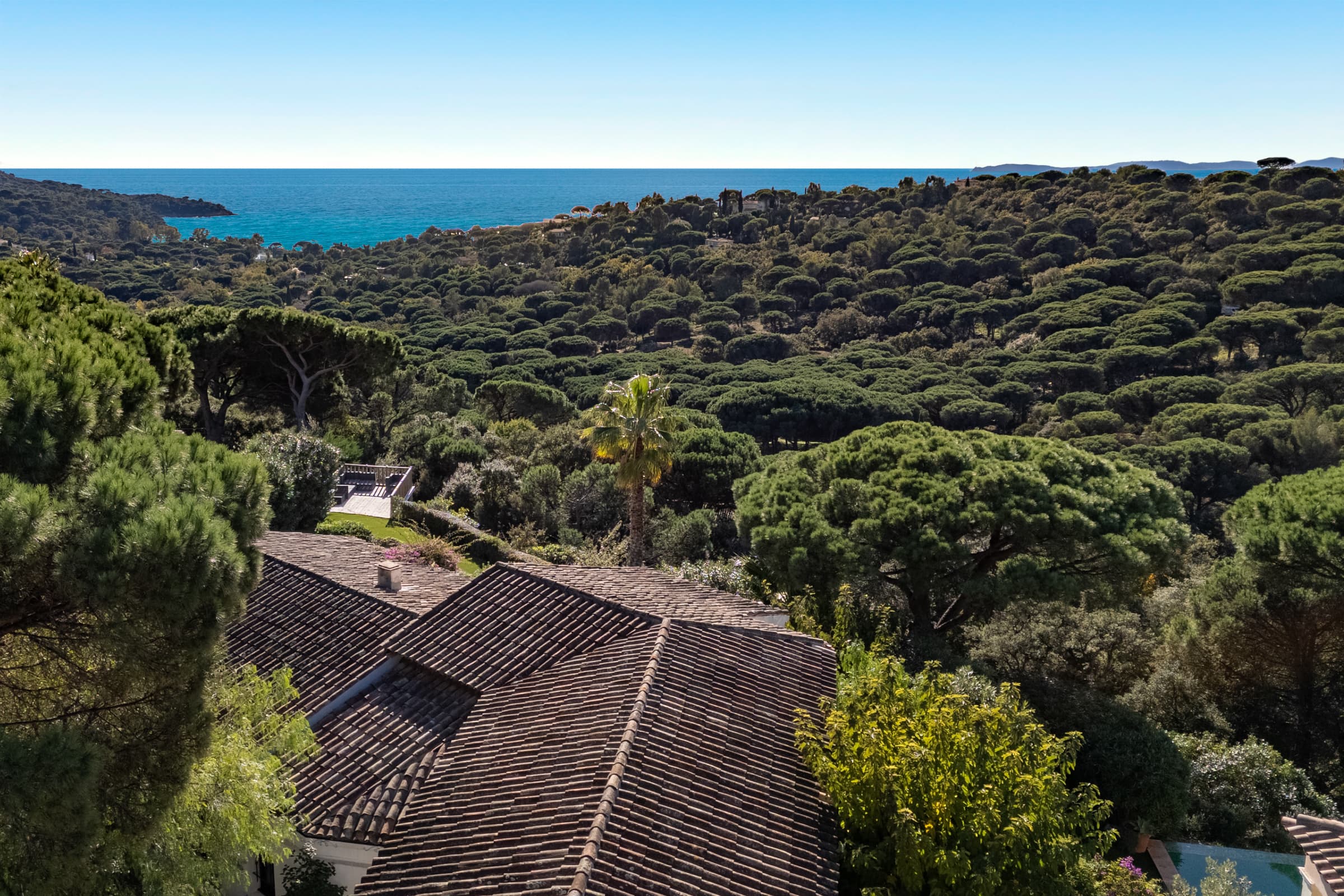 Vue panoramique sur la Méditerranée depuis la villa à vendre à Gigaro, avec un horizon exceptionnel et totale tranquillité.