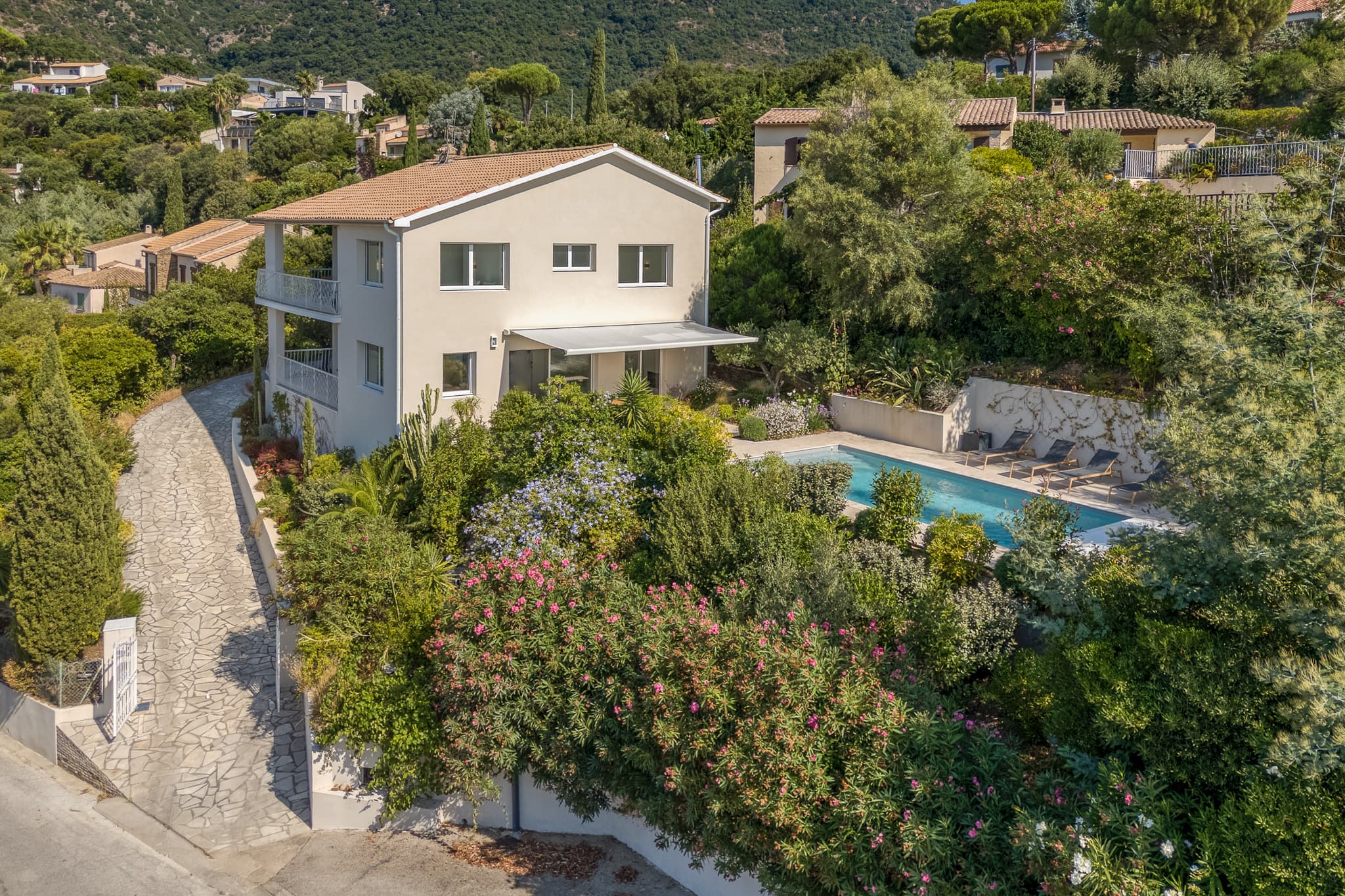 À vendre – Villa Cavalaire-sur-Mer : Façade rénovée et élégante