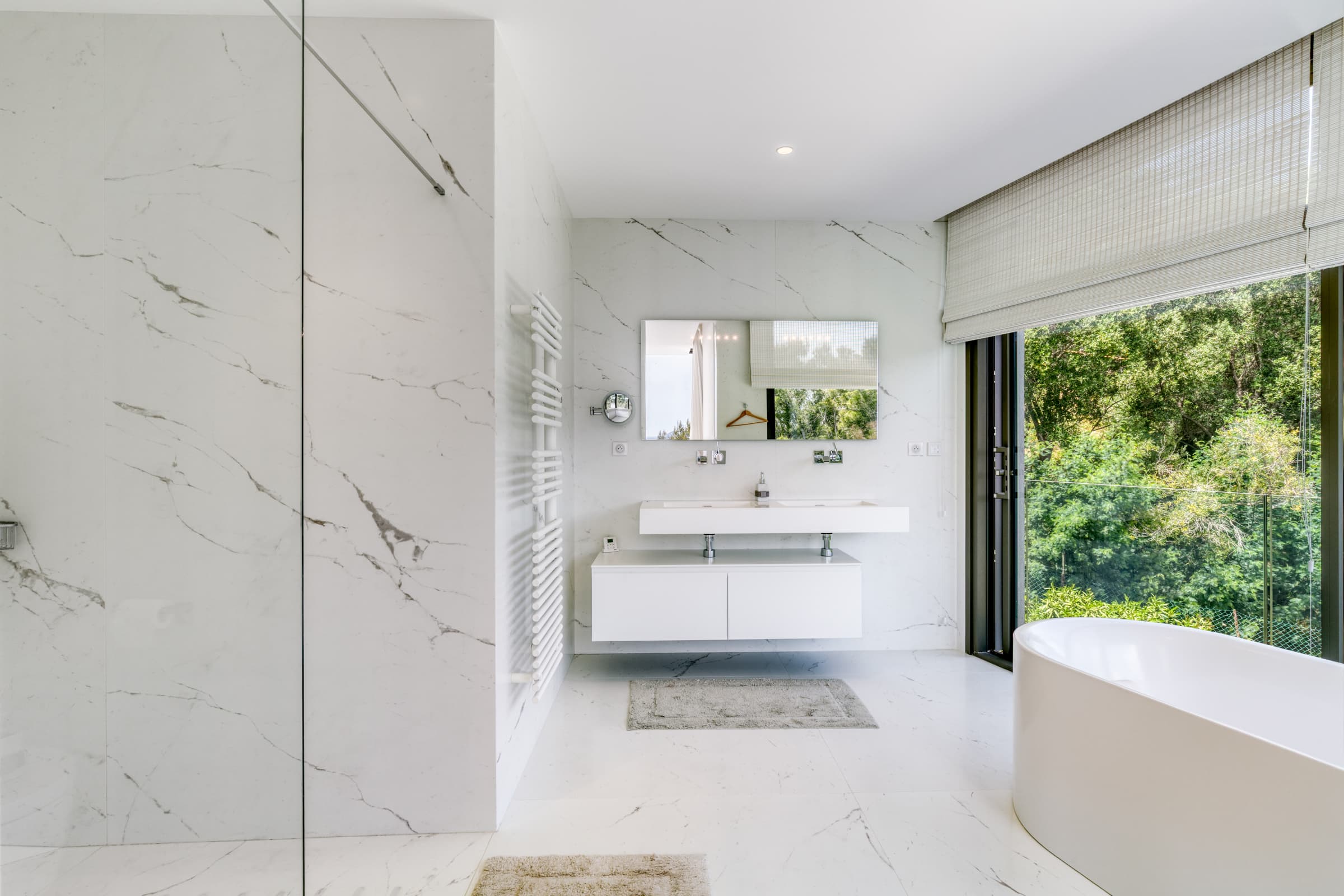 Salle de bain design en marbre – Matériaux nobles, lignes épurées et ambiance spa avec vue sur la mer.