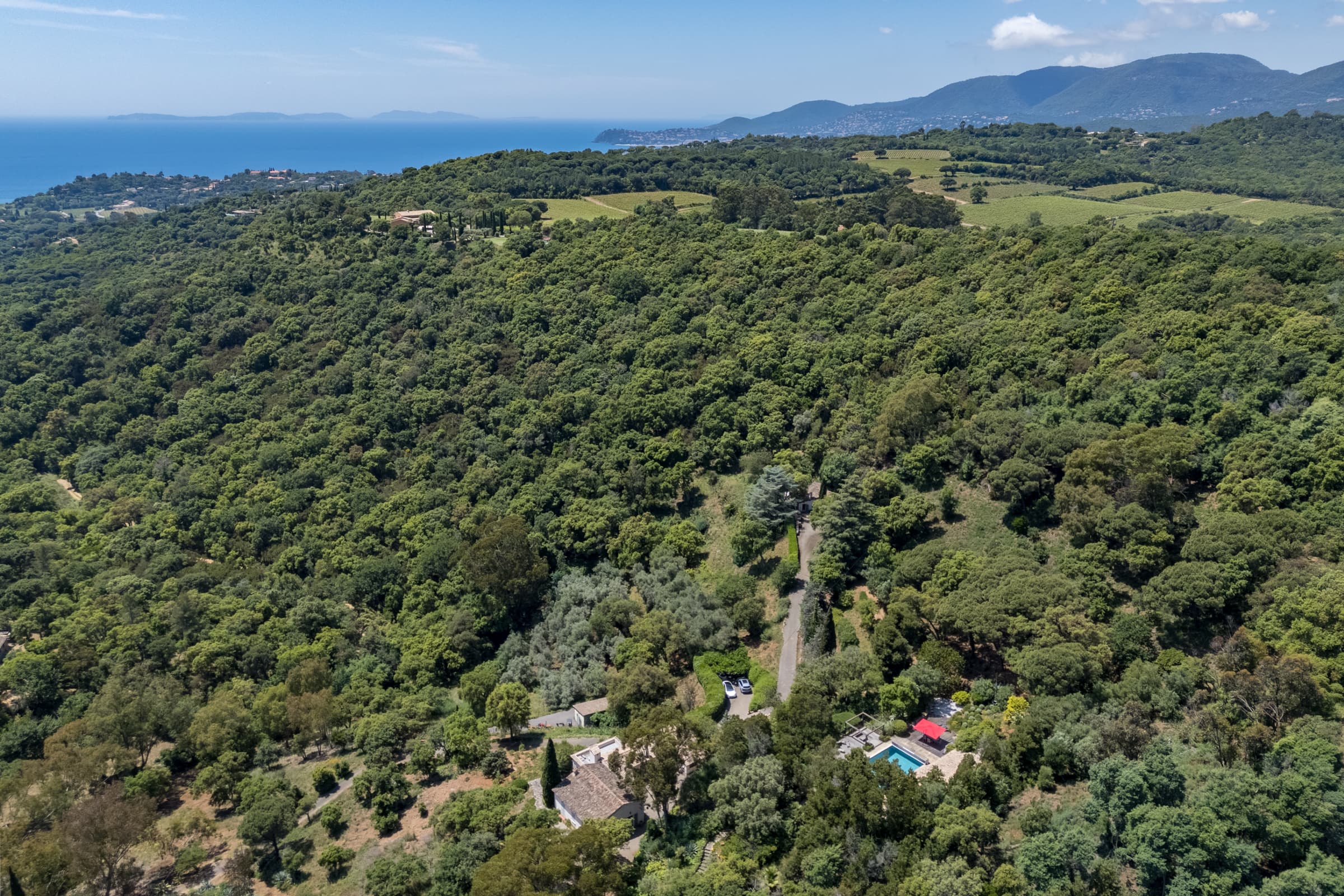Panorama mer et parc méditerranéen depuis villa à vendre à La Croix-Valmer, propriété de luxe à Gigaro.