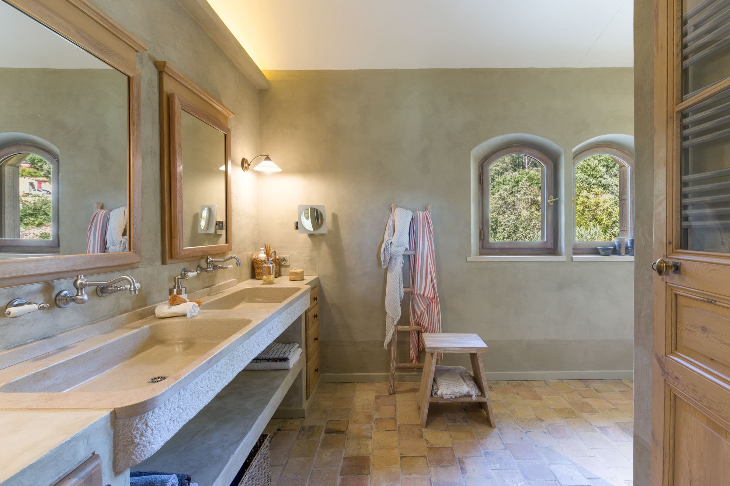 Salles de bain luxueuse avec matériaux nobles, villa provençale récente à vendre en Provence.