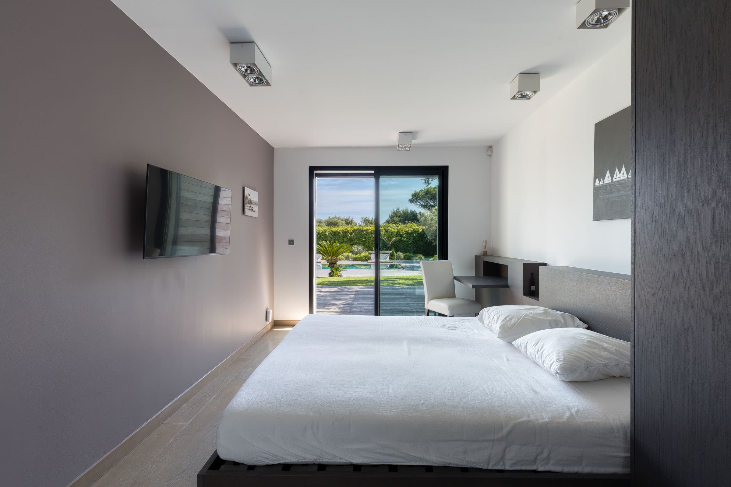 Chambre d’invités moderne avec salle de bain attenante dans une villa proche de la plage de Pampelonne à vendre.
