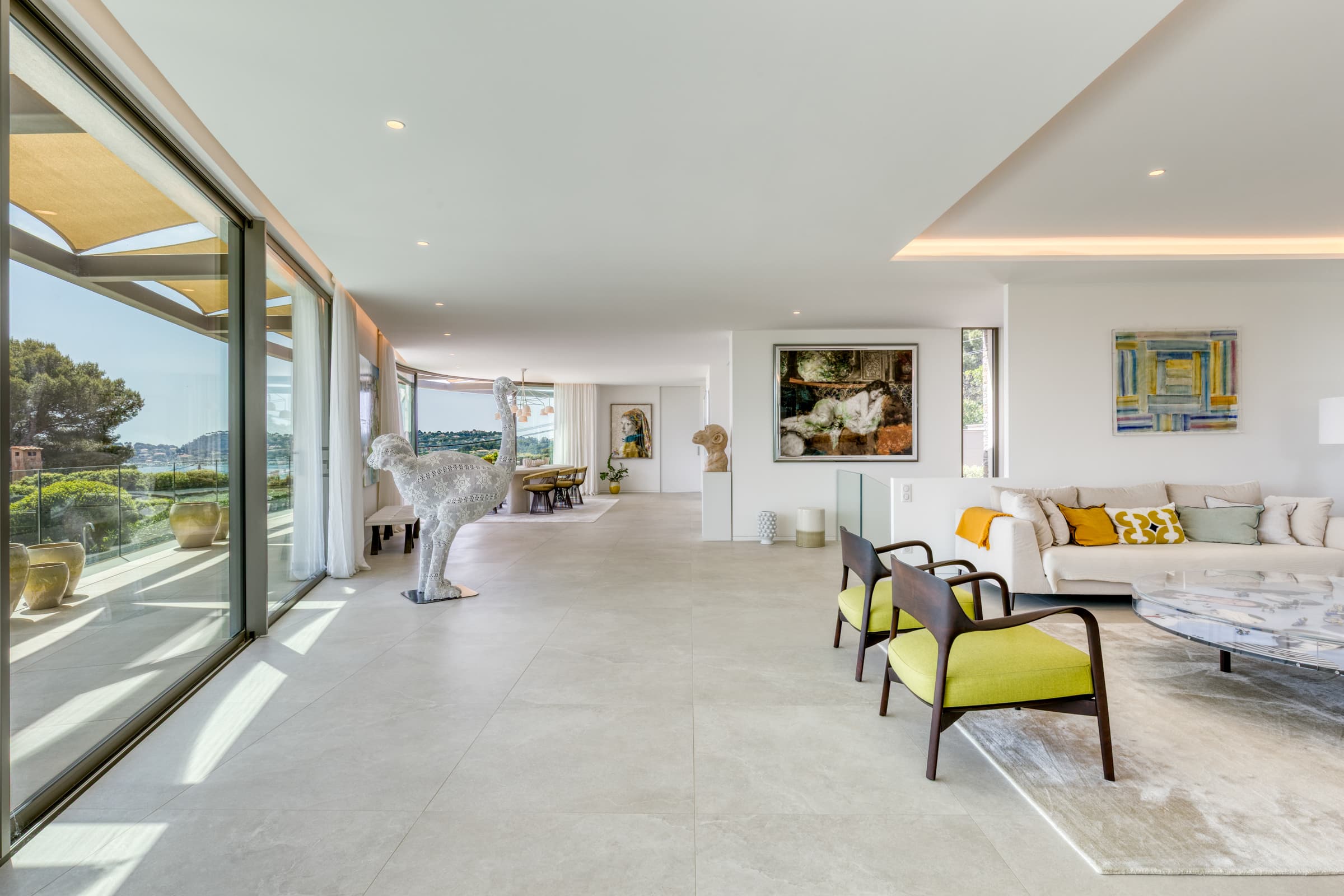 Espace de vie d’exception baigné de lumière, avec accès direct à la terrasse et vue imprenable sur la baie.