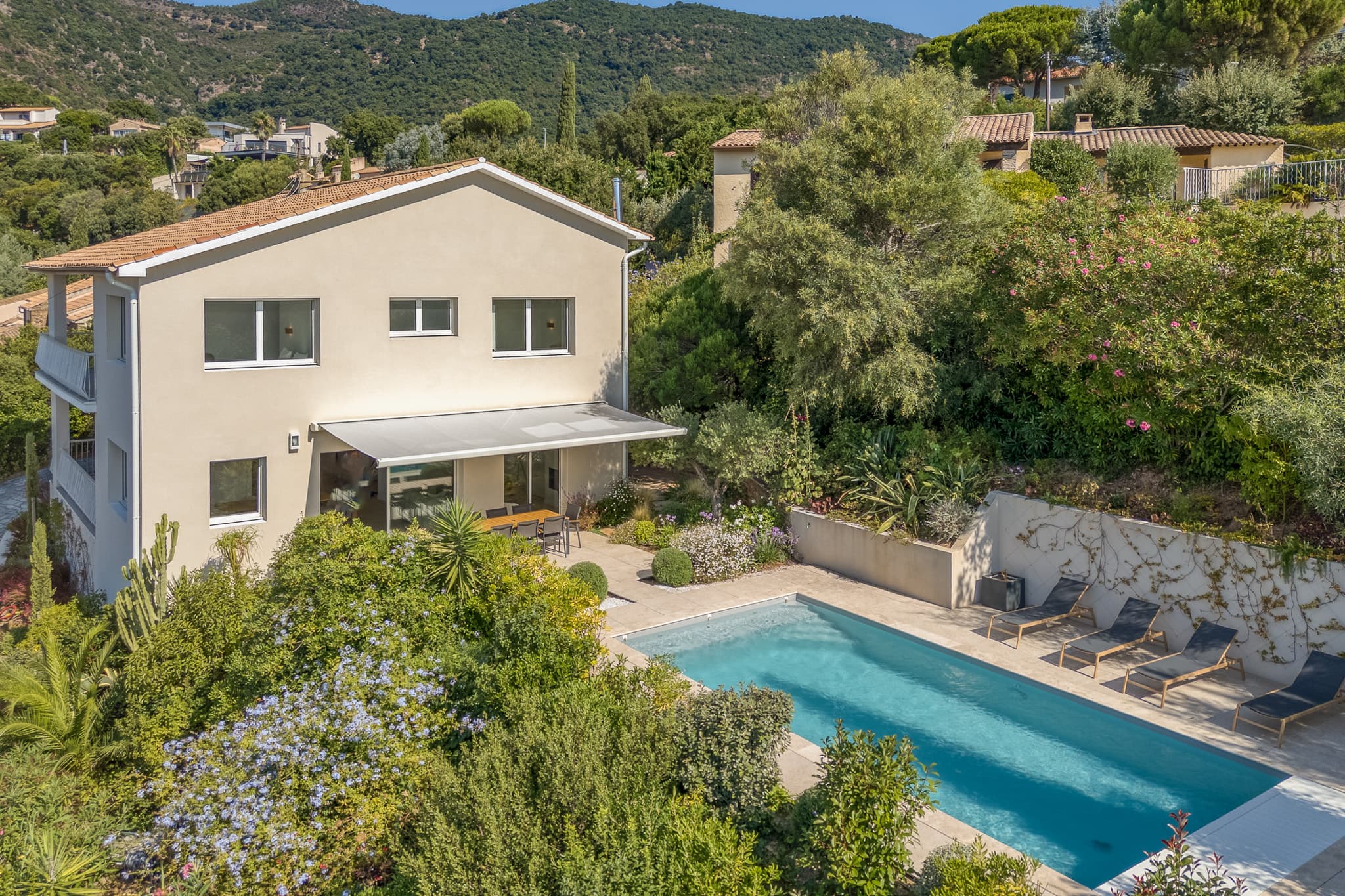 Villa à vendre Cavalaire-sur-Mer : Façade lumineuse reflétant le style et le confort de la propriété.