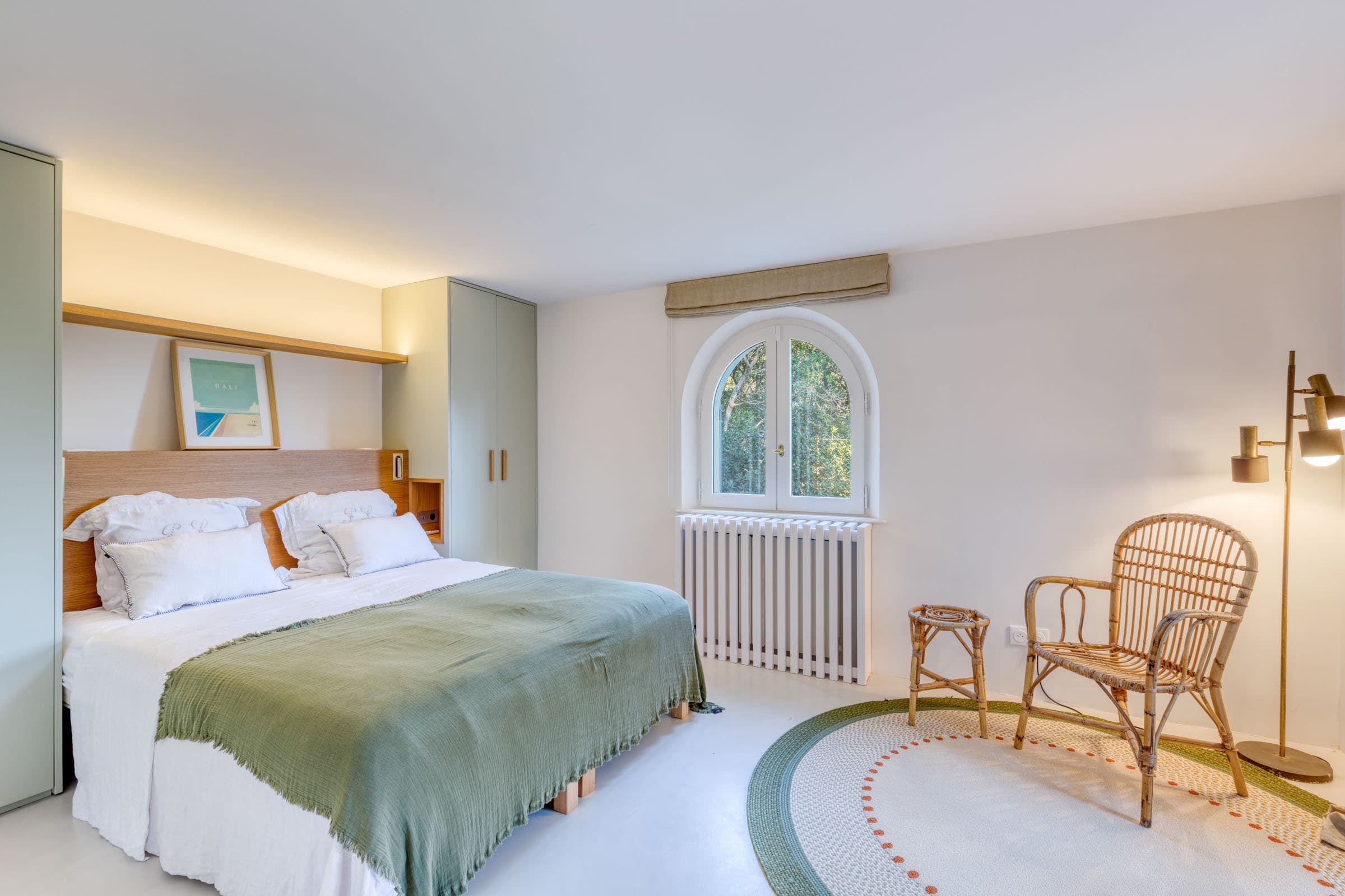 Chambre luxueuse avec salles de bain privée et vue mer dans une villa haut de gamme à vendre dans le Golfe de Saint-Tropez.