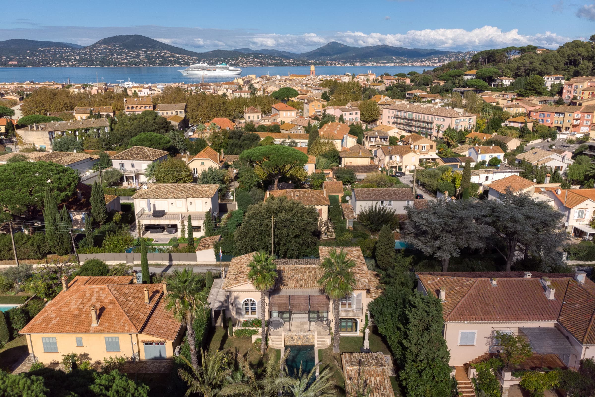 Villa neuve de luxe à vendre à Saint-Tropez, 5 chambres en suite, piscine, jardin et prestations haut de gamme à deux pas de la Place des Lices.