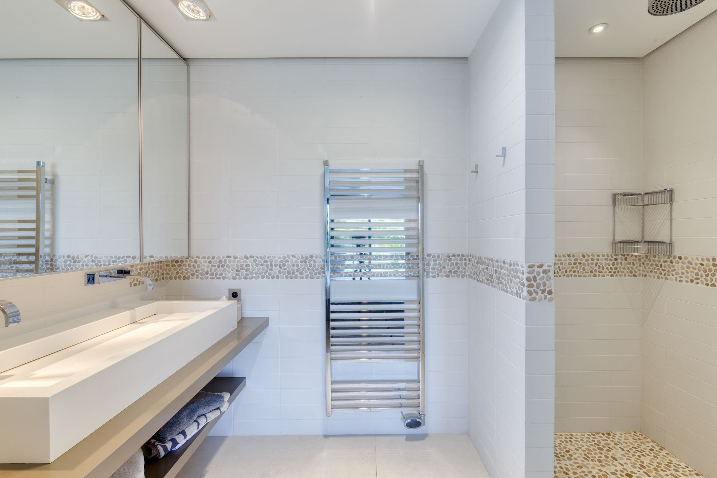 Salle d'eau haut de gamme avec finitions modernes dans villa à vendre près du Club 55 et plages de Ramatuelle.