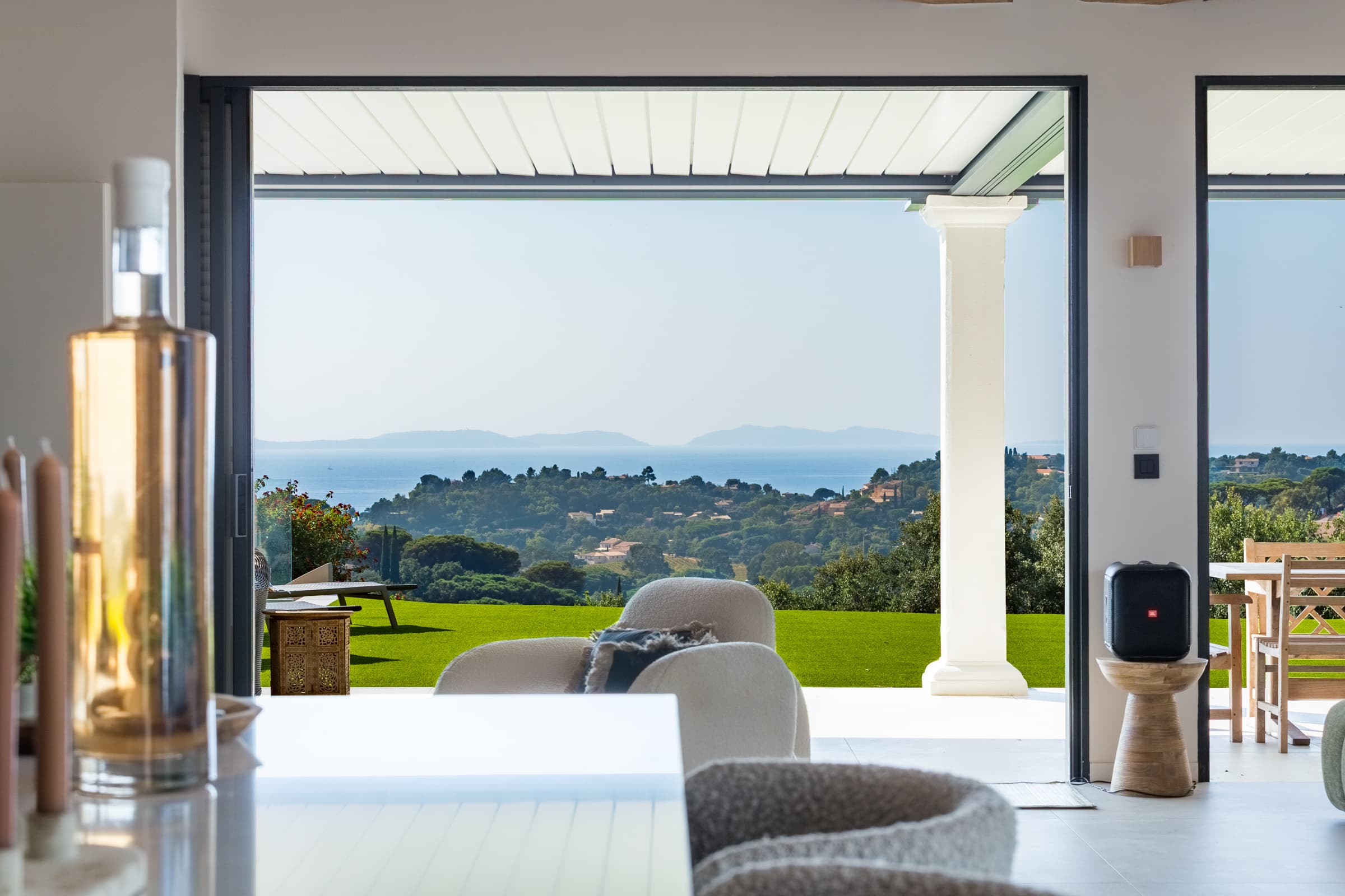 Terrasses ensoleillées surplombant la Méditerranée. Villa d’exception à vendre à La Croix-Valmer, secteur Gigaro.