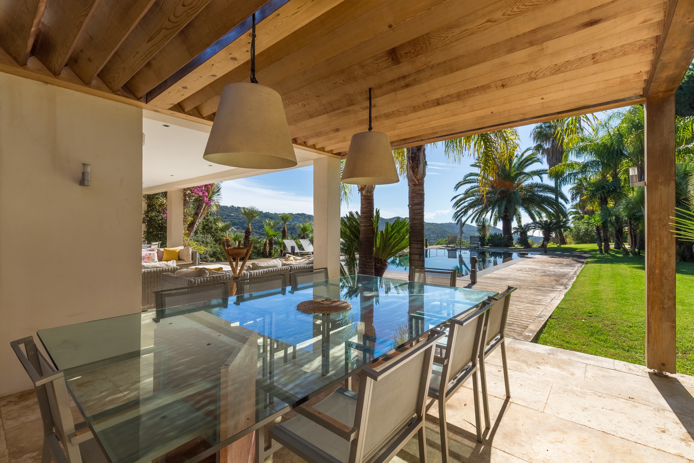 Terrasses spacieuses, pool house et cuisine extérieure. Art de vivre méditerranéen dans une villa de rêve à Gigaro.