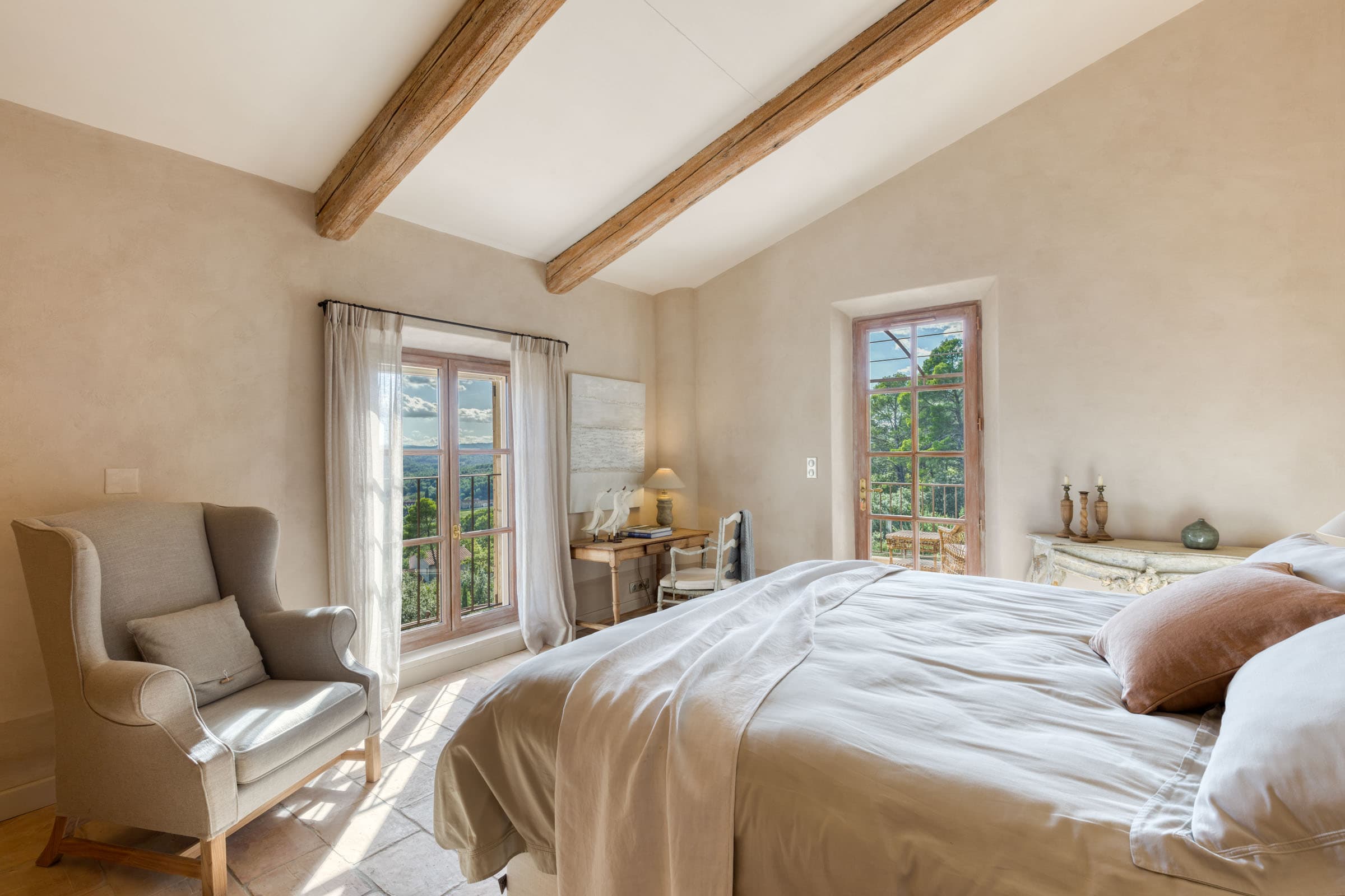 Suite principale luxueuse avec dressing et salle de bain privée, propriété premium en vente à Entrecasteaux.