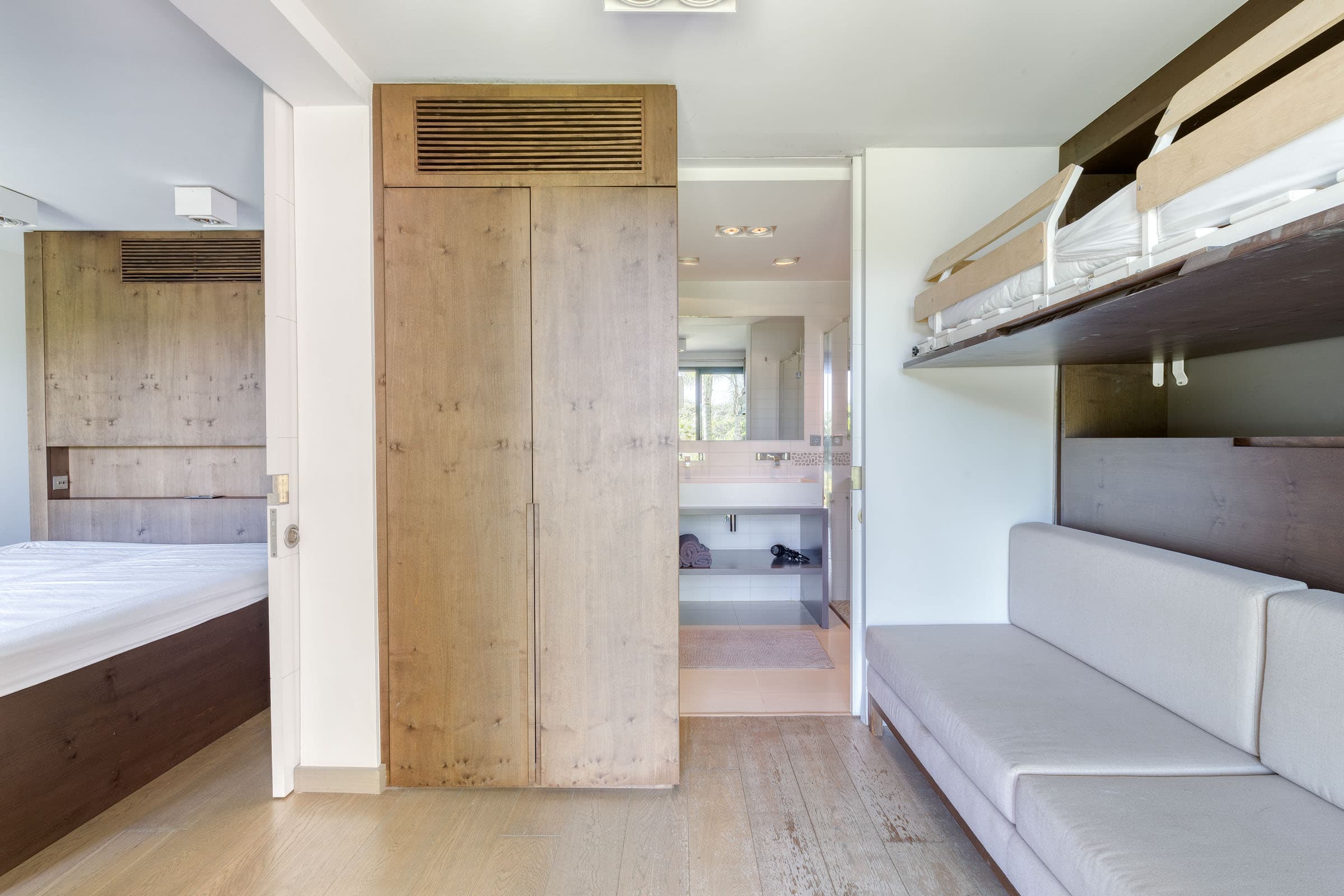 Chambre d’invités moderne avec salle de bain attenante dans une villa proche de la plage de Pampelonne à vendre.