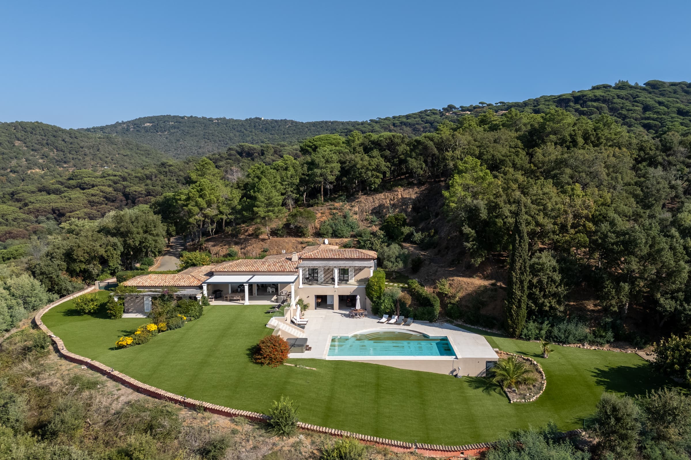 Vue sur une villa d’exception à La Croix-Valmer : architecture moderne, vue mer panoramique et calme absolu dans un cadre verdoyant.