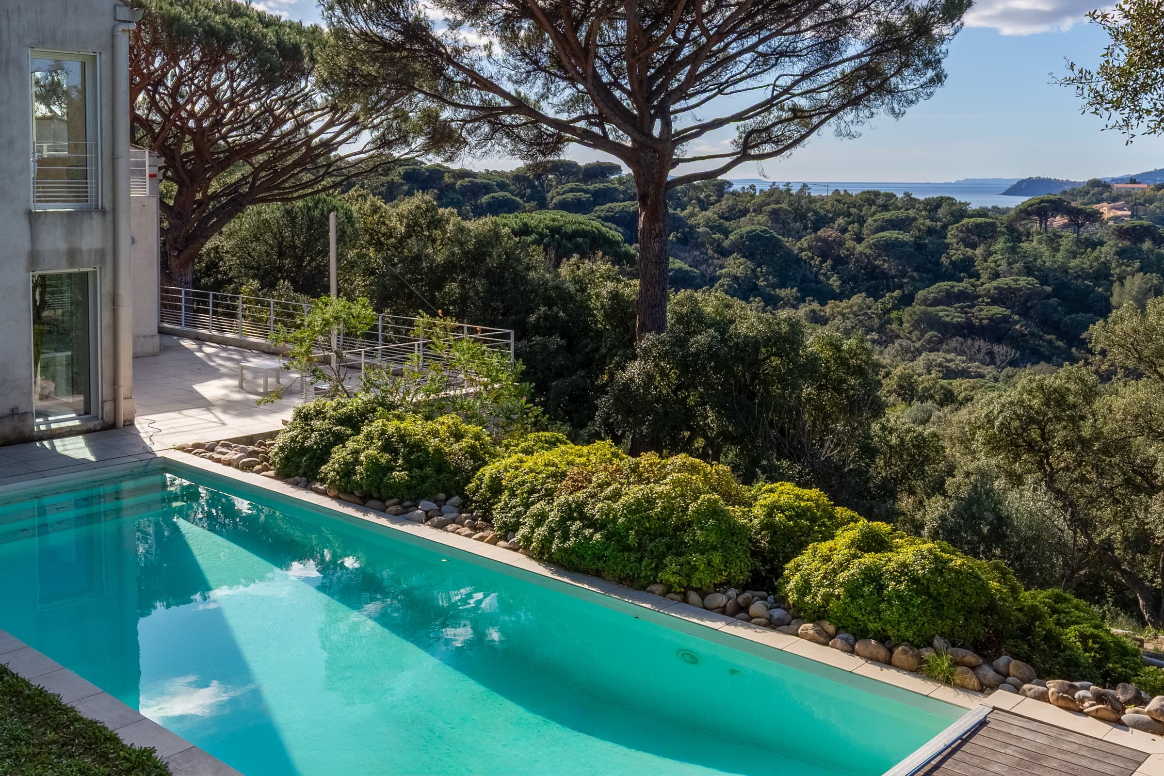 Piscine 11 x 5 m avec vue mer pour cette villa à vendre à Gigaro, au cœur du golfe de Saint-Tropez.
