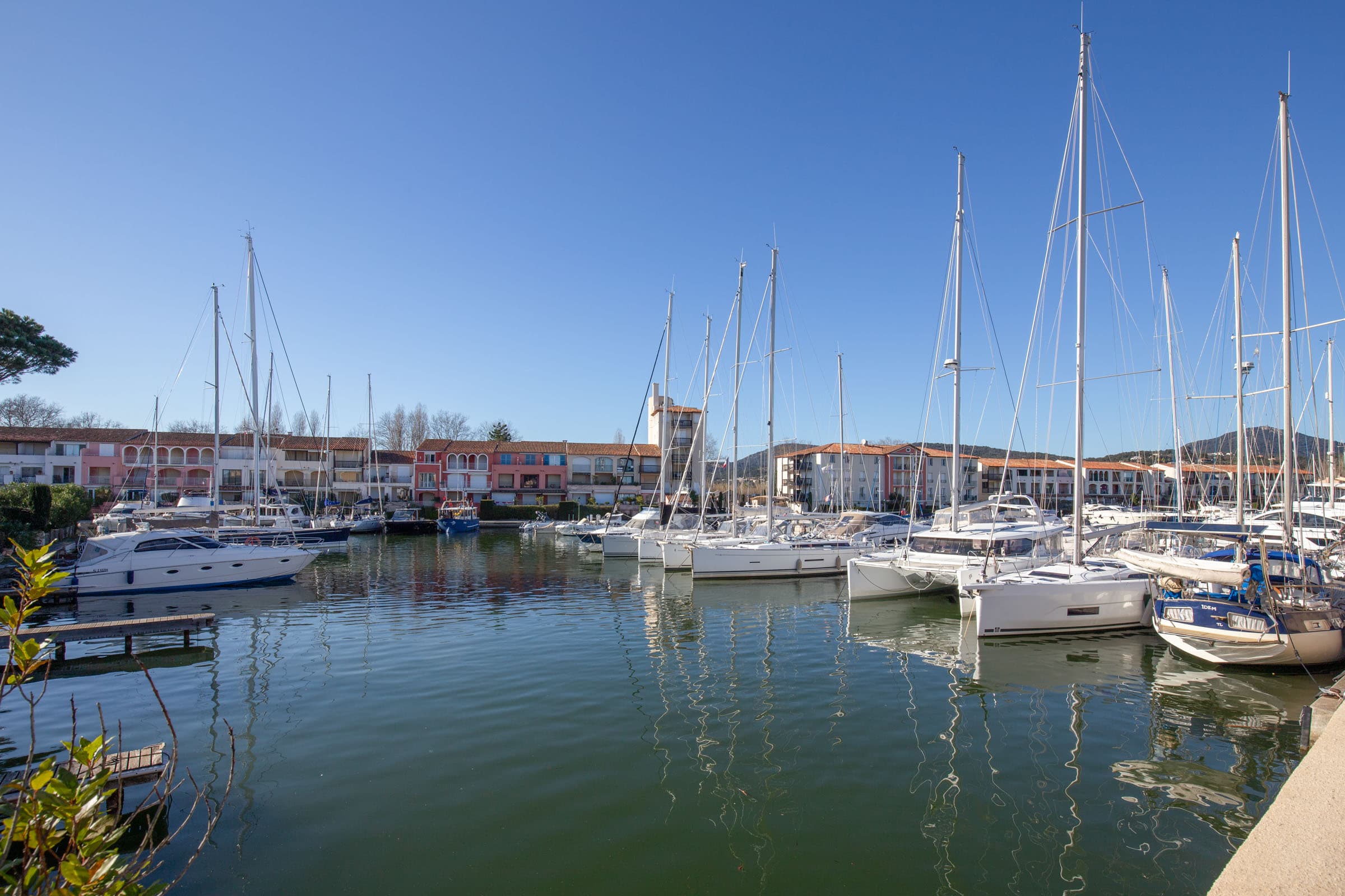 Vue spectaculaire sur les canaux depuis villa à vendre Port-Grimaud avec grands amarrages et exposition plein ouest.