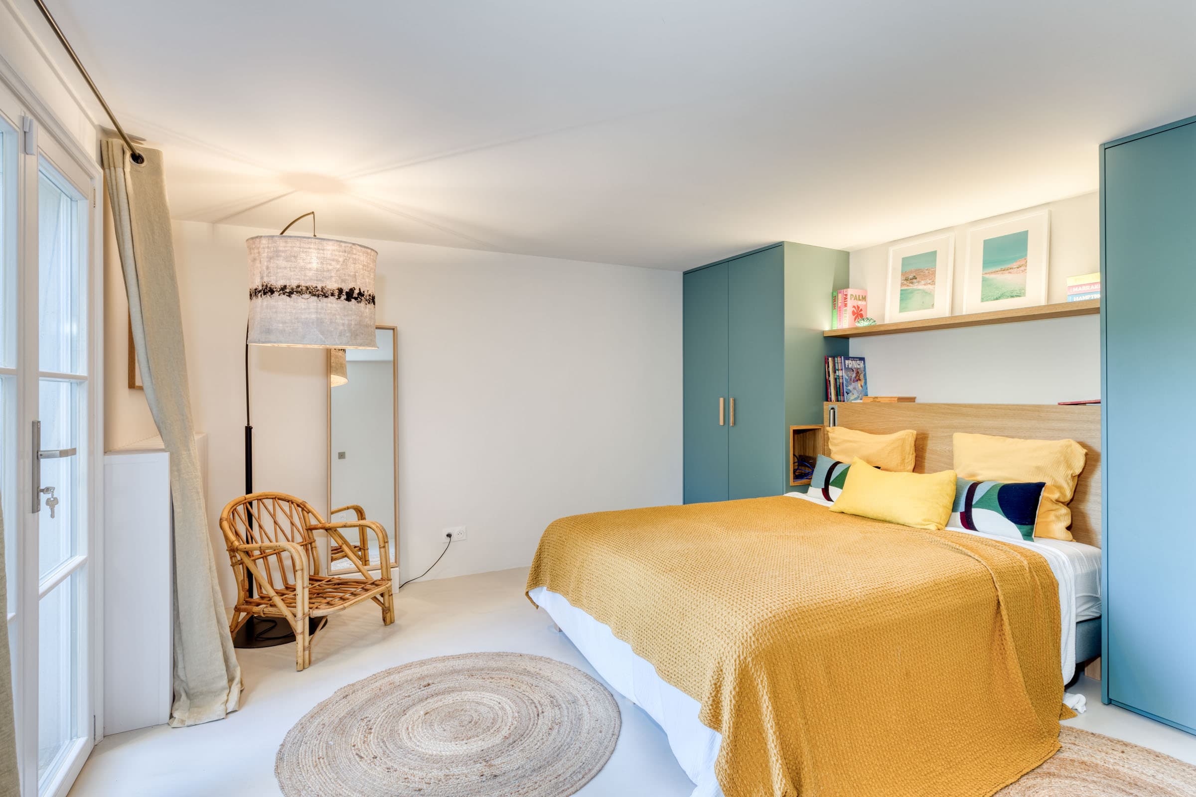 Chambre luxueuse avec salles de bain privée et vue mer dans une villa haut de gamme à vendre dans le Golfe de Saint-Tropez.