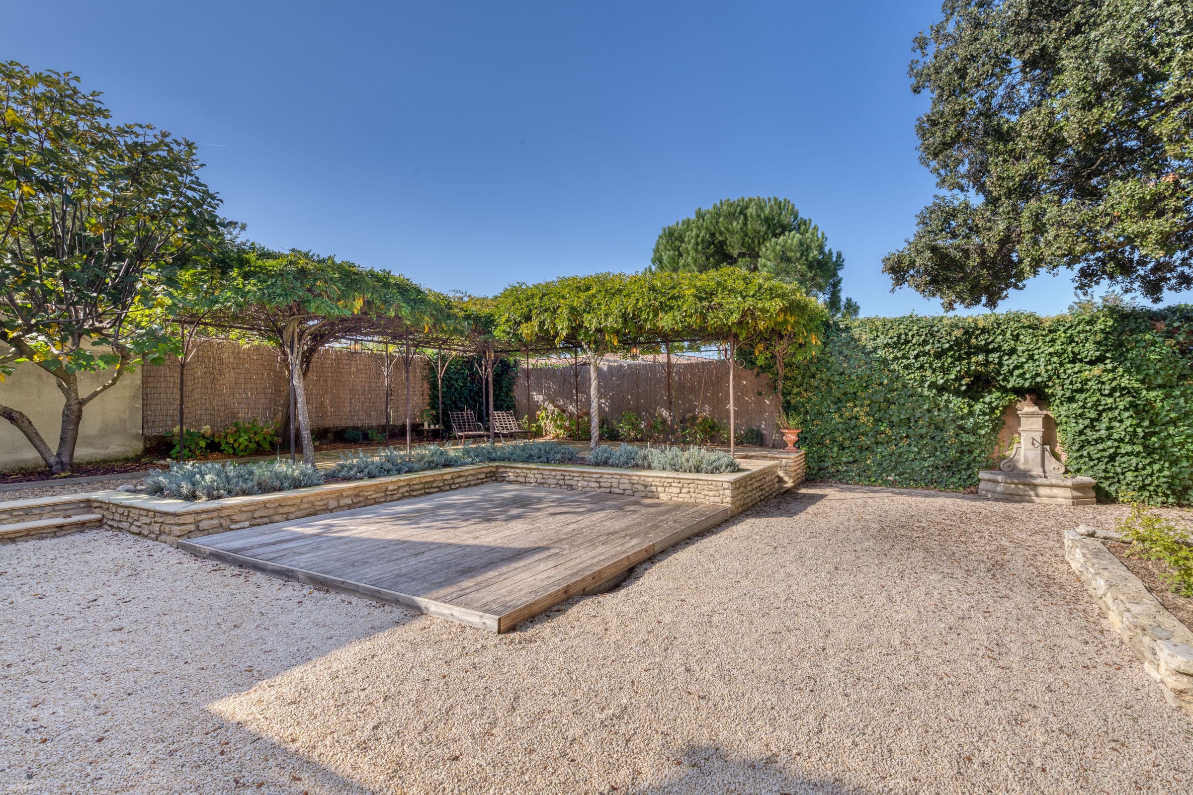 Maison d’amis avec salle d’eau dans une villa à vendre à Maubec, bastide charmante avec piscine et jardin paysager, parfait état.