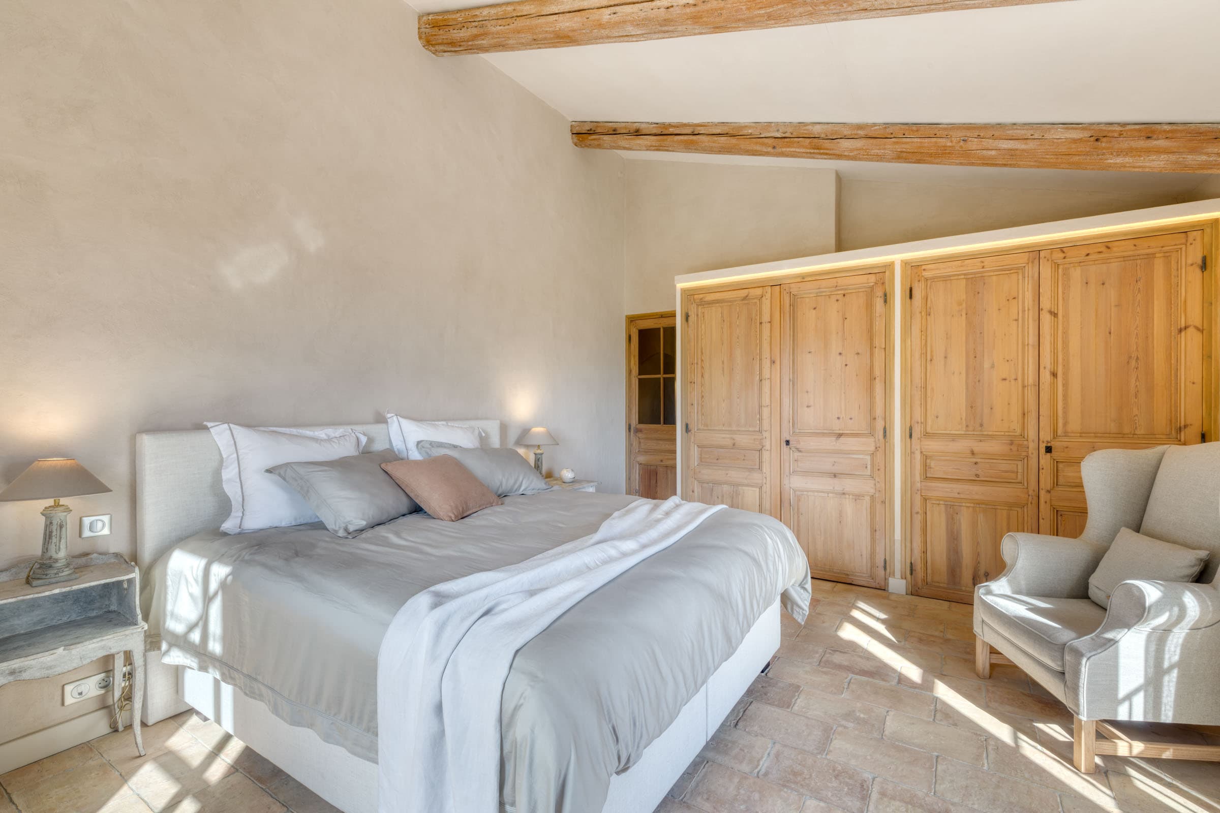 Suite principale luxueuse avec dressing et salle de bain privée, propriété premium en vente à Entrecasteaux.