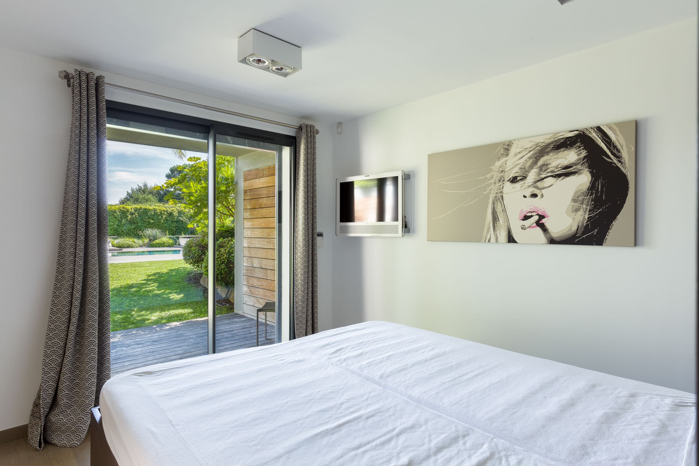 Chambre d’invités moderne avec salle de bain attenante dans une villa proche de la plage de Pampelonne à vendre.