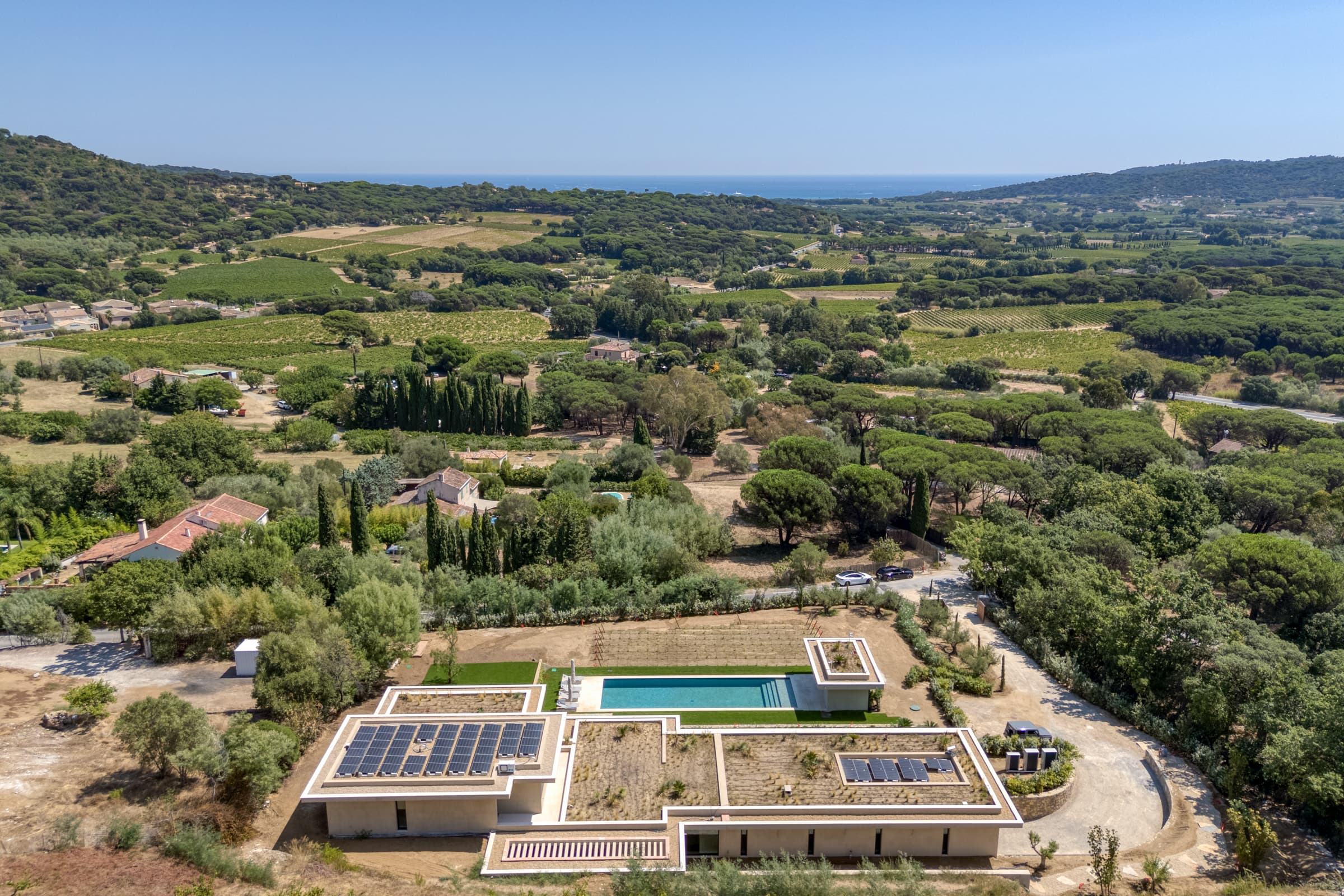 Villa de luxe à vendre à Ramatuelle, Pampelonne : façade élégante et jardin paysager avec vue mer.