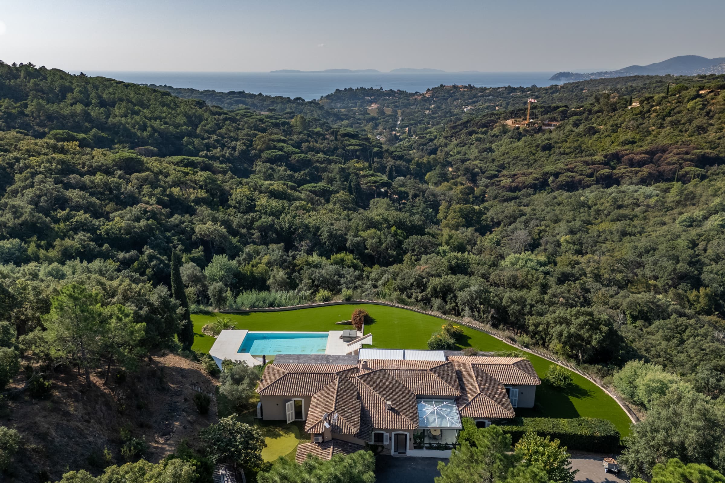Vue sur une villa d’exception à La Croix-Valmer : architecture moderne, vue mer panoramique et calme absolu dans un cadre verdoyant.