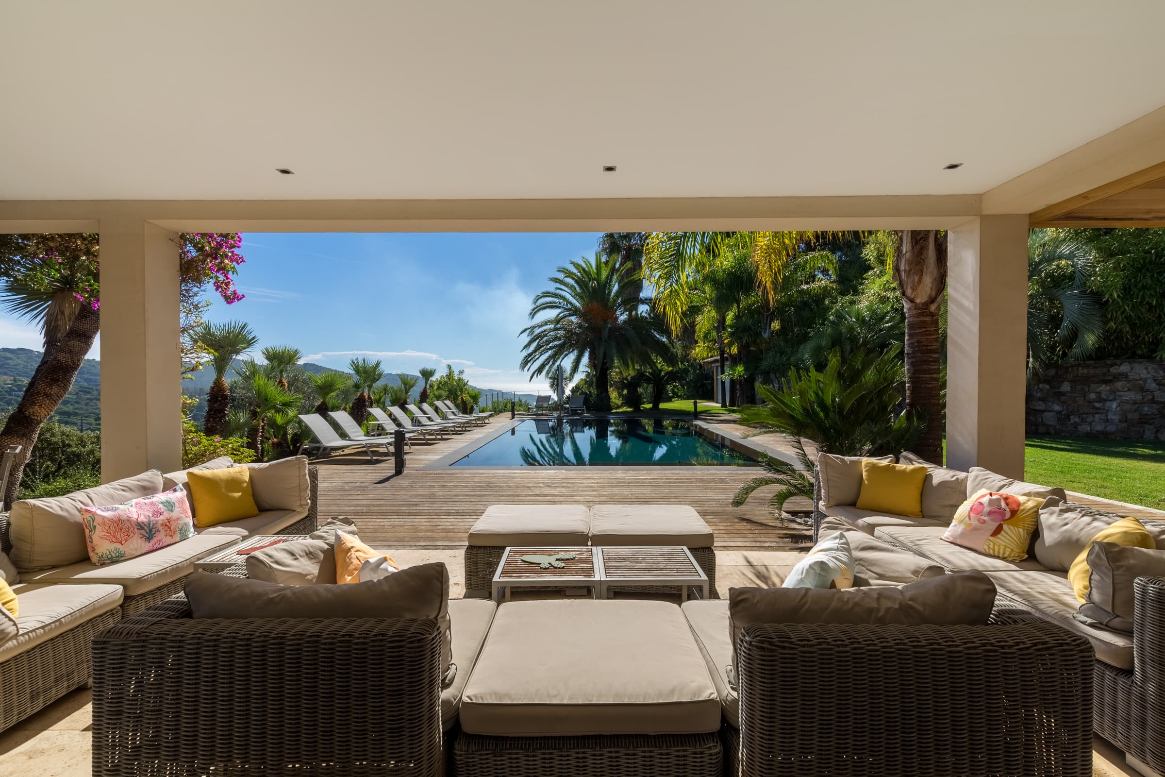 Superbe piscine à débordement avec vue sur la mer. Villa contemporaine à vendre à Gigaro, La Croix-Valmer.