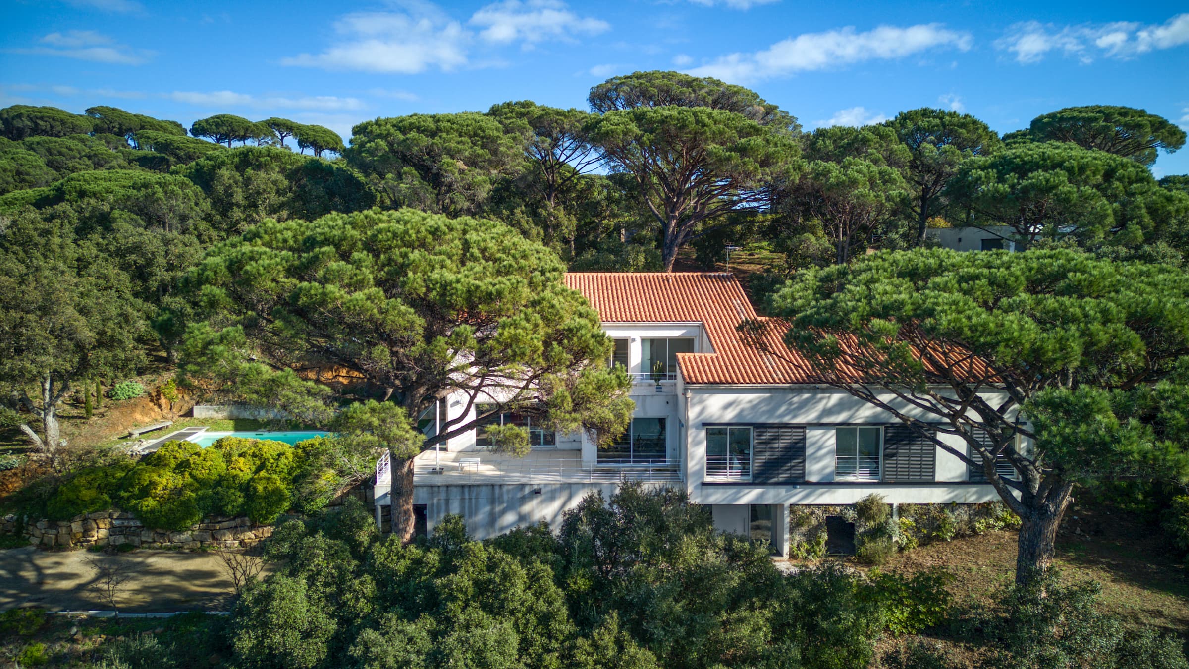 Villa à vendre à La Croix-Valmer, secteur Gigaro. Propriété de 243 m² sur terrain de 6 000 m² avec piscine et vue mer.