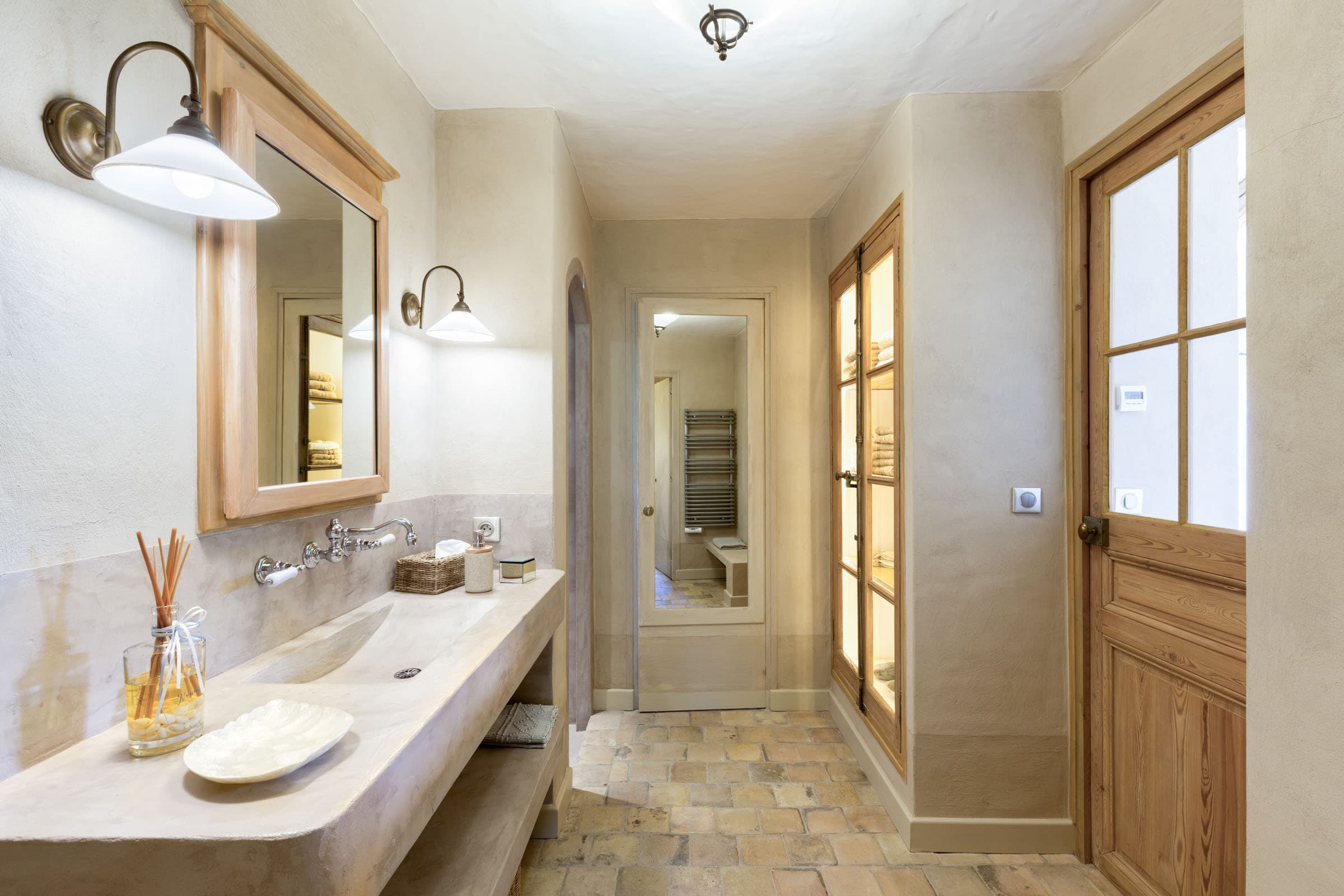 Salles de bain luxueuse avec matériaux nobles, villa provençale récente à vendre en Provence.