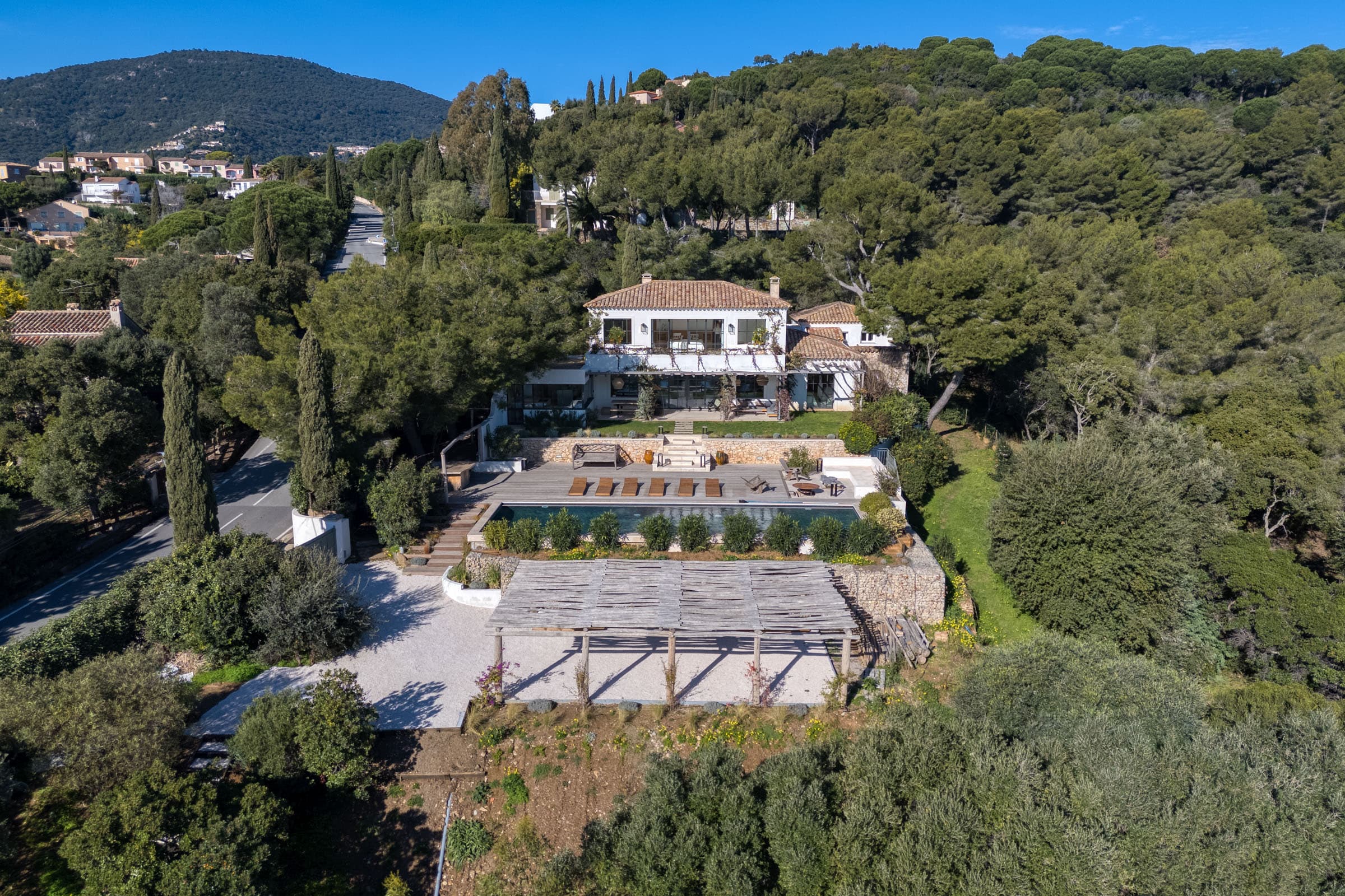 Façade moderne d’une villa de luxe à vendre à Cavalaire-sur-Mer avec vue panoramique sur la mer, proche Saint-Tropez.