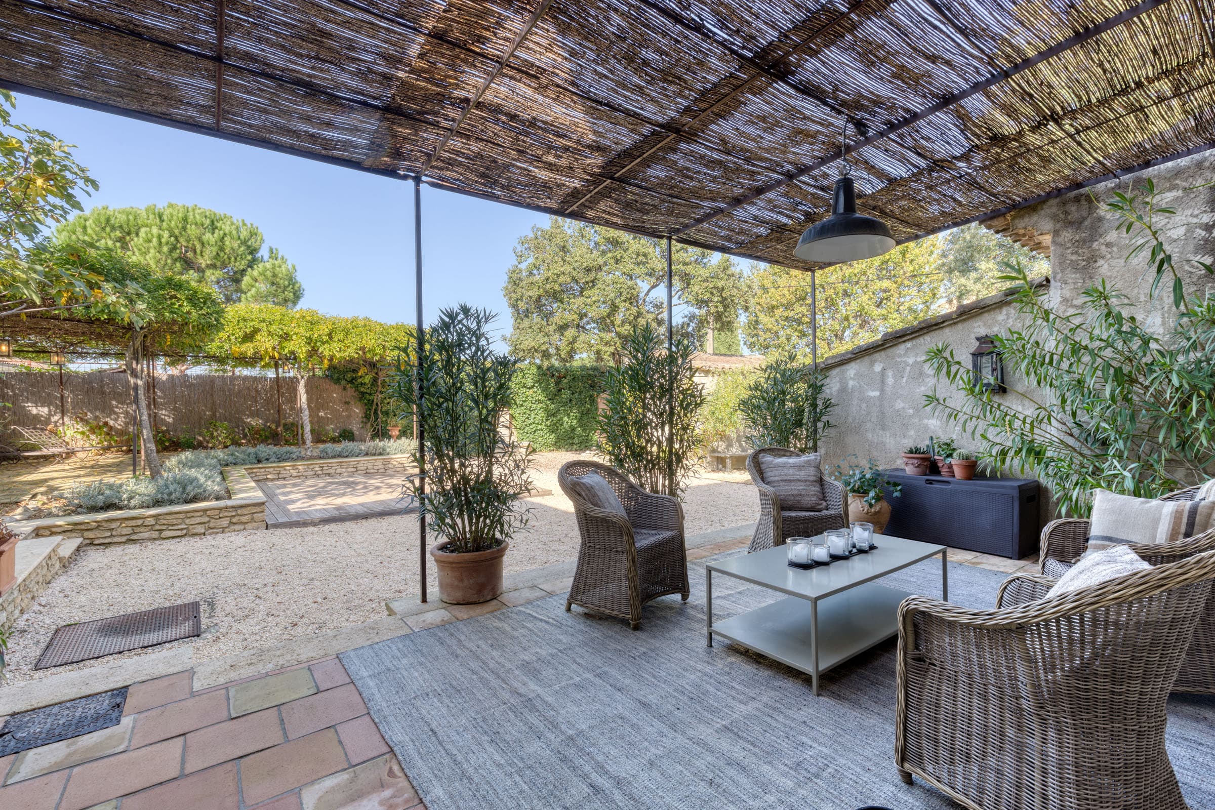 Maison d’amis avec salle d’eau dans une villa à vendre à Maubec, bastide charmante avec piscine et jardin paysager, parfait état.
