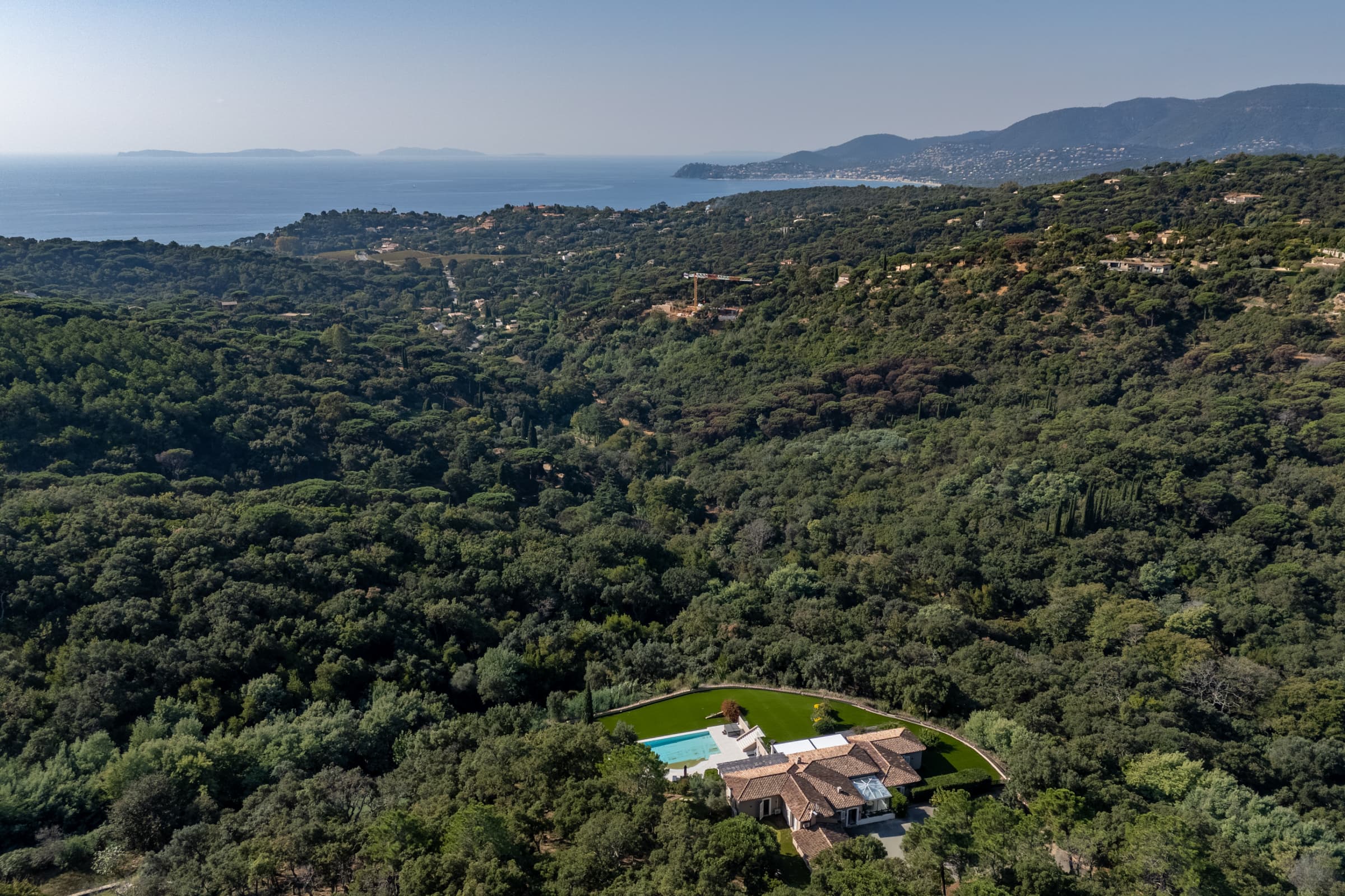 Villa d’exception à La Croix-Valmer : architecture moderne, vue mer panoramique et calme absolu dans un cadre verdoyant.