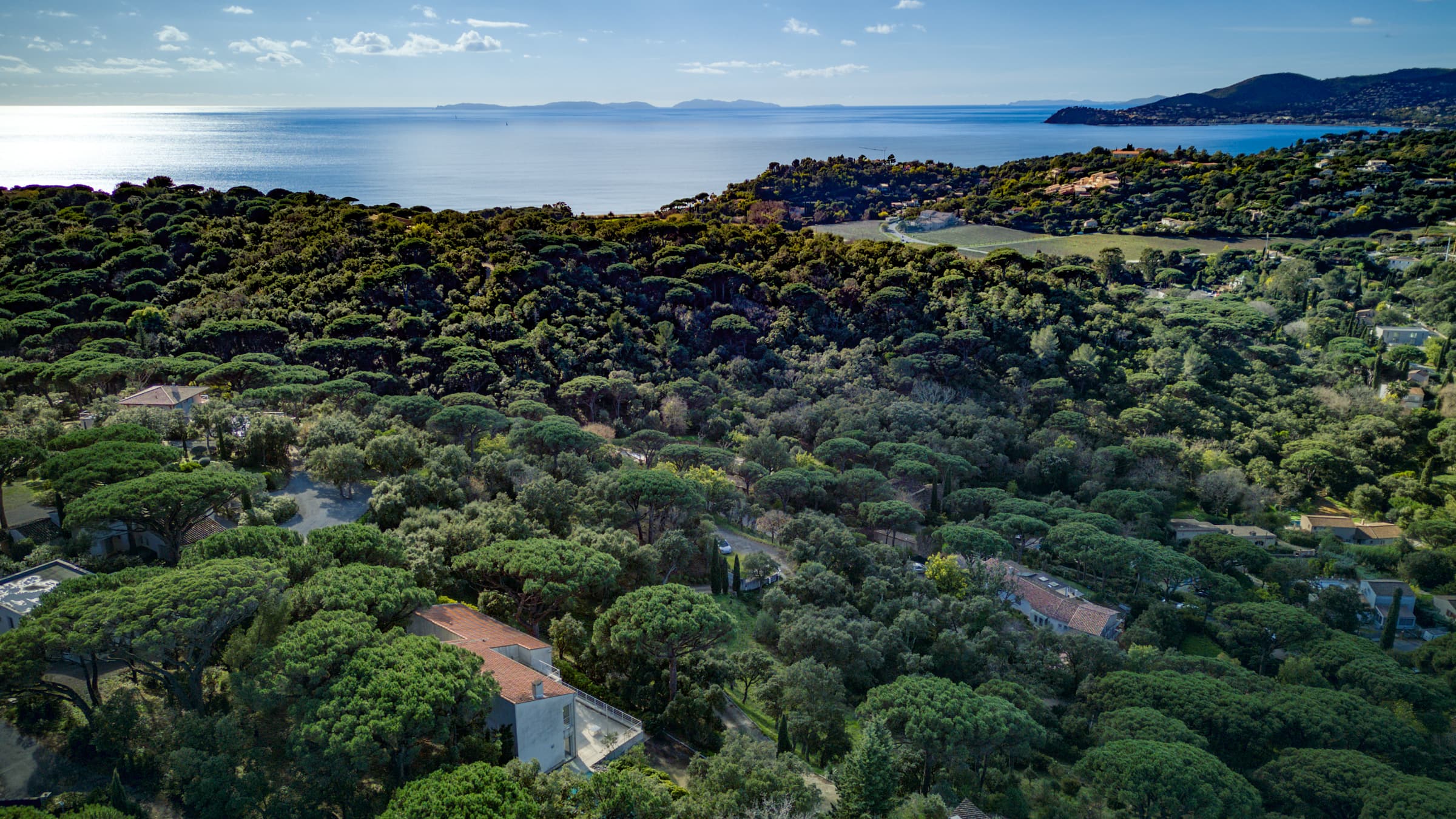 Villa à vendre à La Croix-Valmer, secteur Gigaro. Propriété de 243 m² sur terrain de 6 000 m² avec piscine et vue mer.