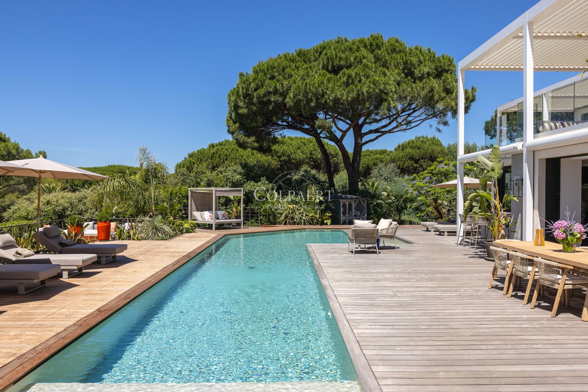 Piscine chauffée parfaitement intégrée au jardin avec vue dégagée sur la Méditerranée.