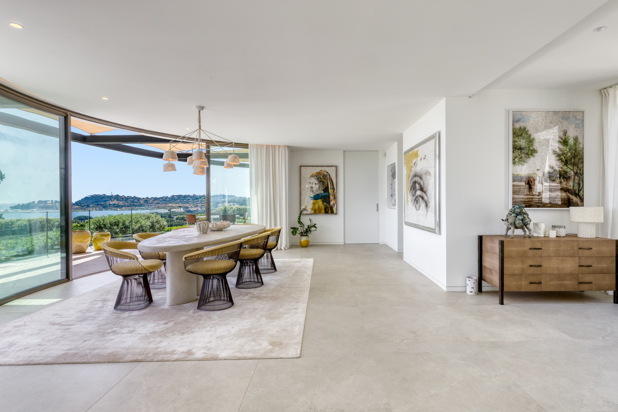 Dînez face à la Méditerranée dans un cadre élégant, baigné de lumière naturelle - Villa d'exception à Cavalaire-sur-Mer