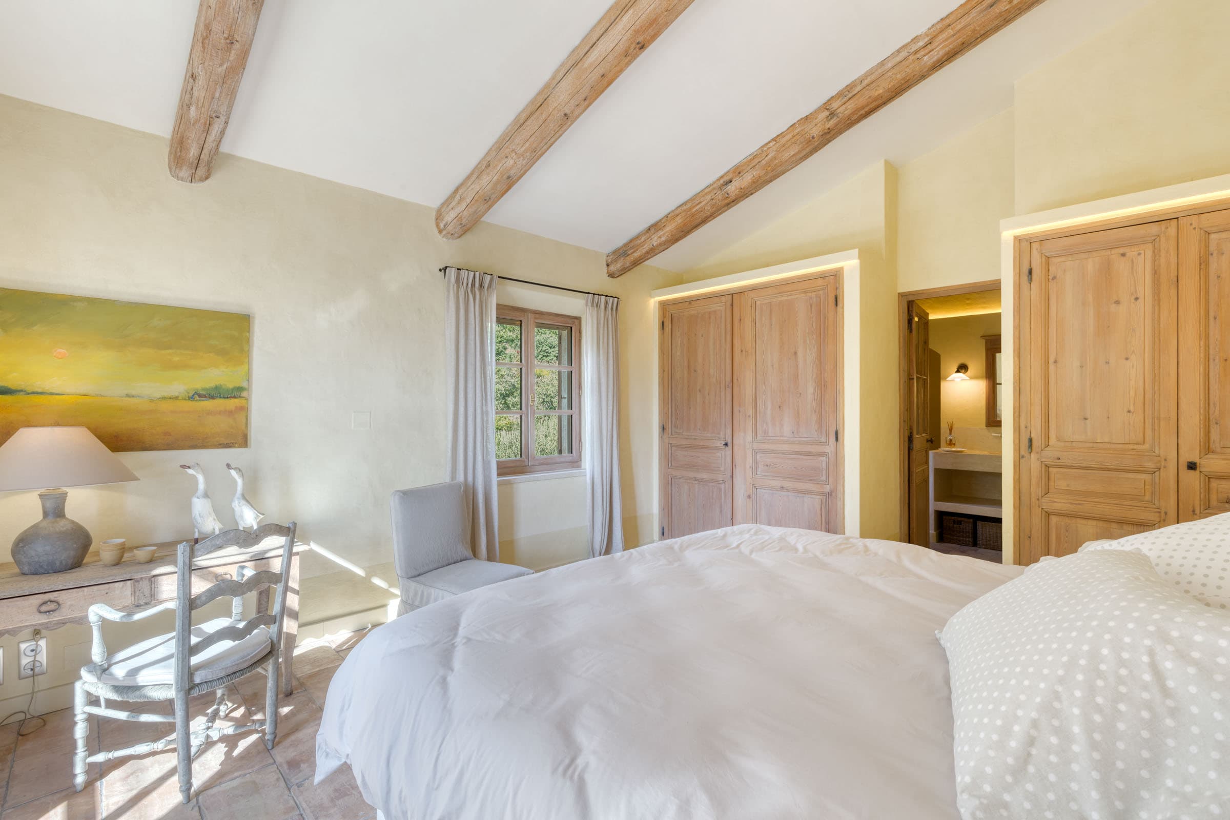 Suite luxueuse avec dressing et salle de bain privée, propriété premium en vente à Entrecasteaux.