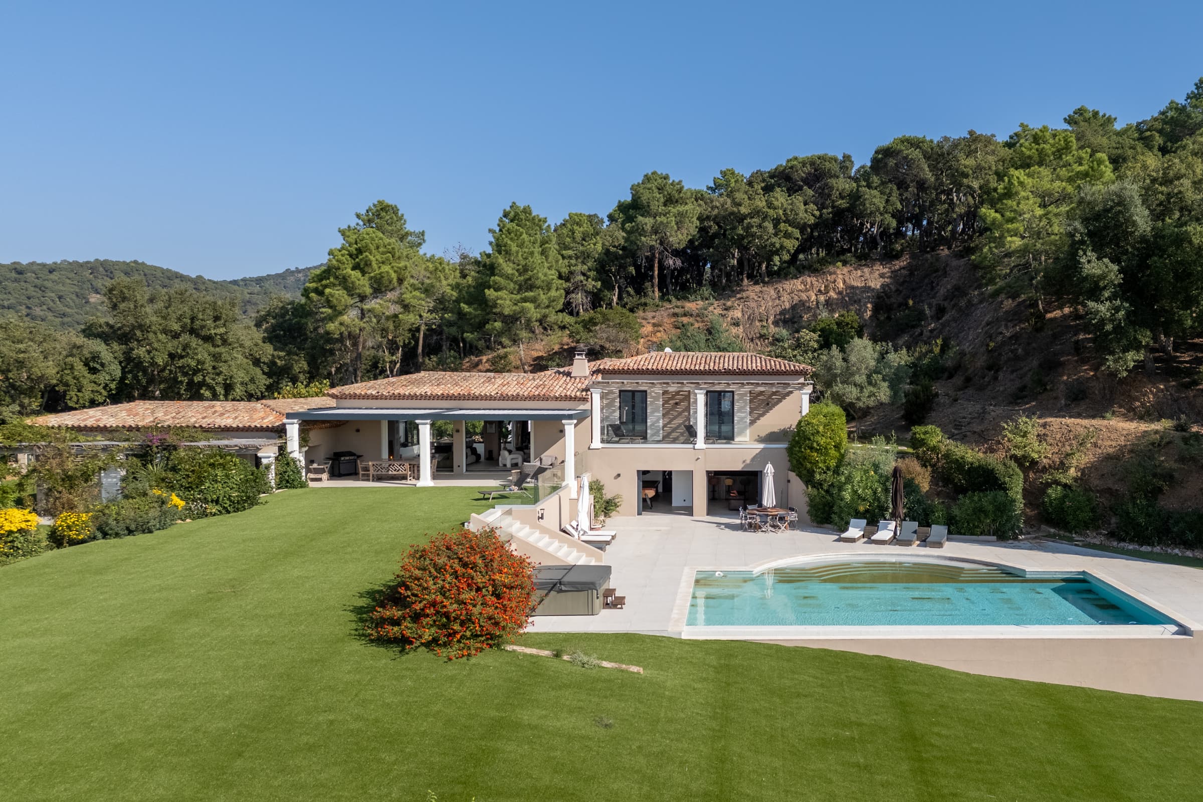 Vue sur une villa d’exception à La Croix-Valmer : architecture moderne, vue mer panoramique et calme absolu dans un cadre verdoyant.