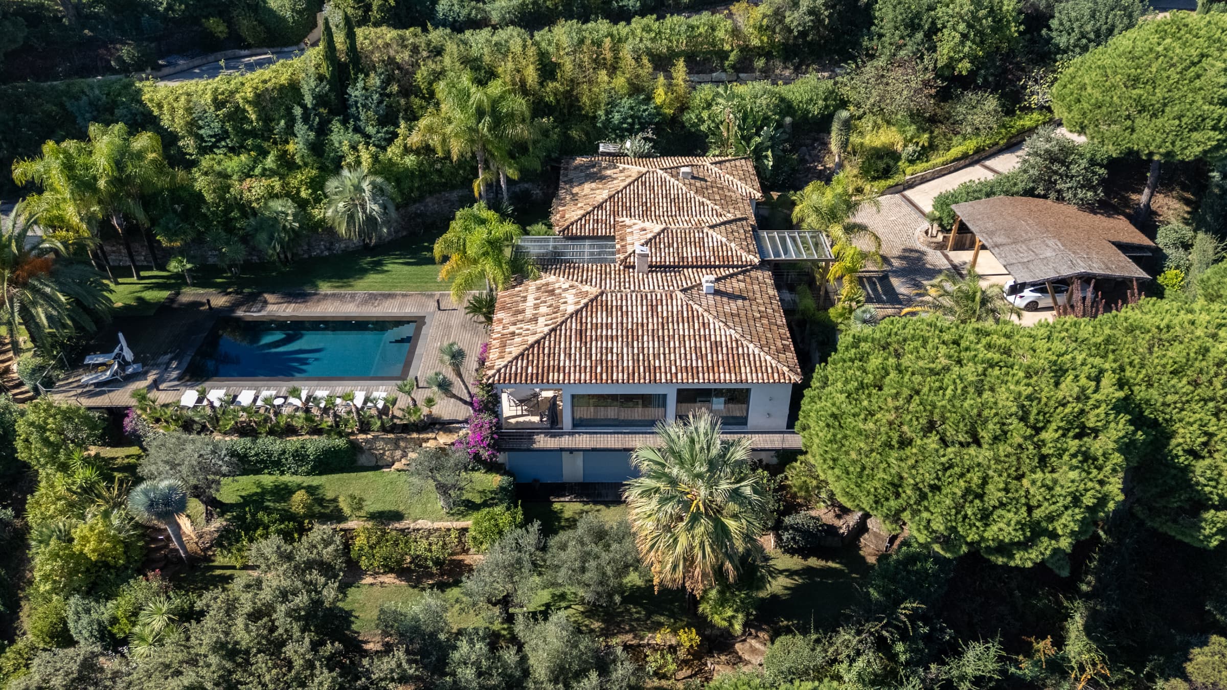 Propriété d’exception à vendre à La Croix-Valmer. 440 m², 5 suites, piscine à débordement et vue panoramique sur la Méditerranée.