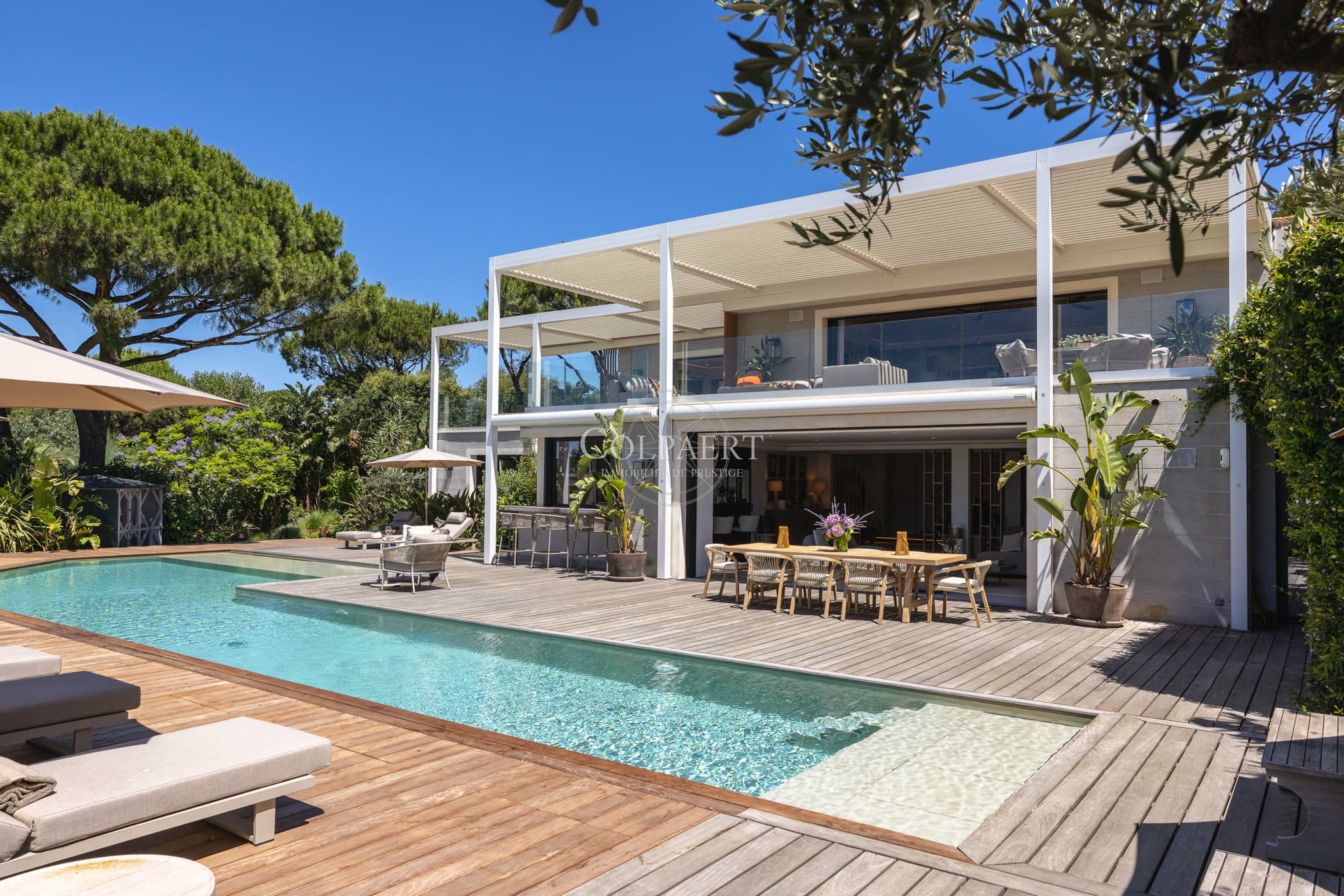Façade d'une propriété de prestige offrant une architecture contemporaine dans un environnement exclusif à Saint-Tropez.