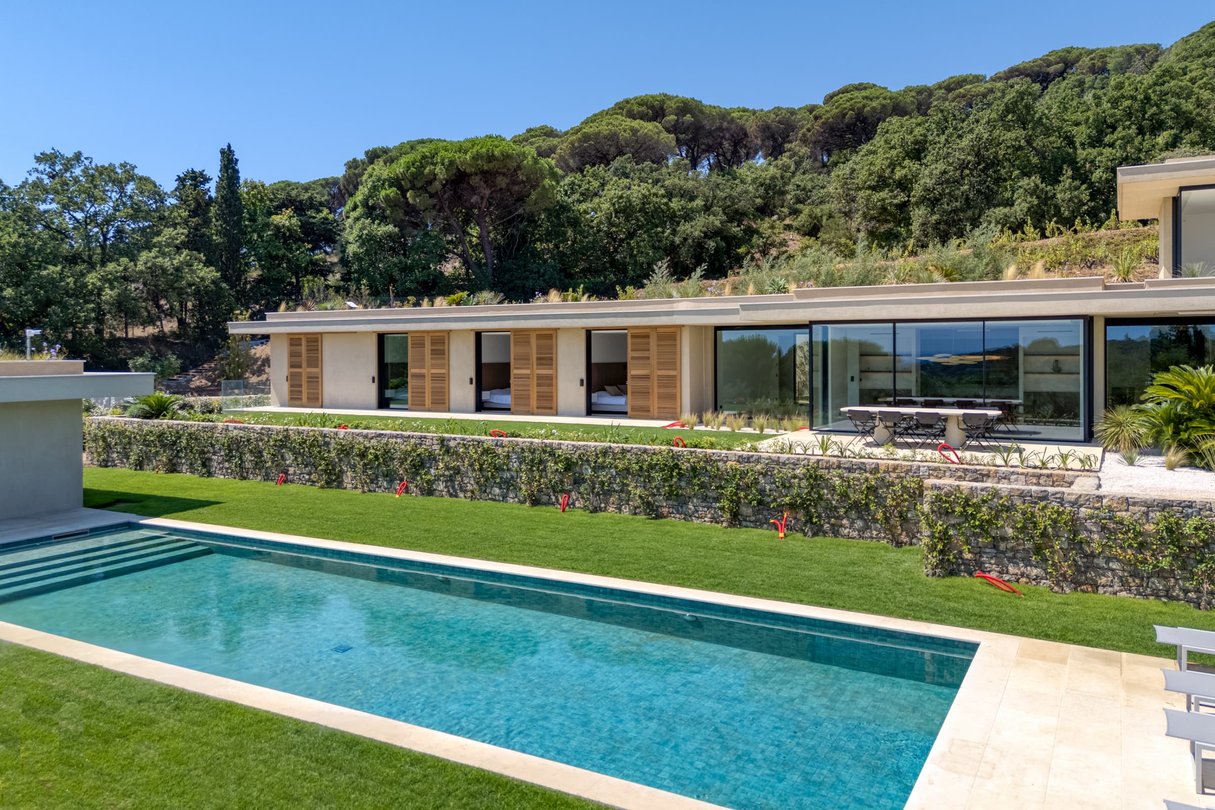 Villa de luxe à vendre à Ramatuelle : piscine à débordement de 82 m² avec pool-house et vue mer.