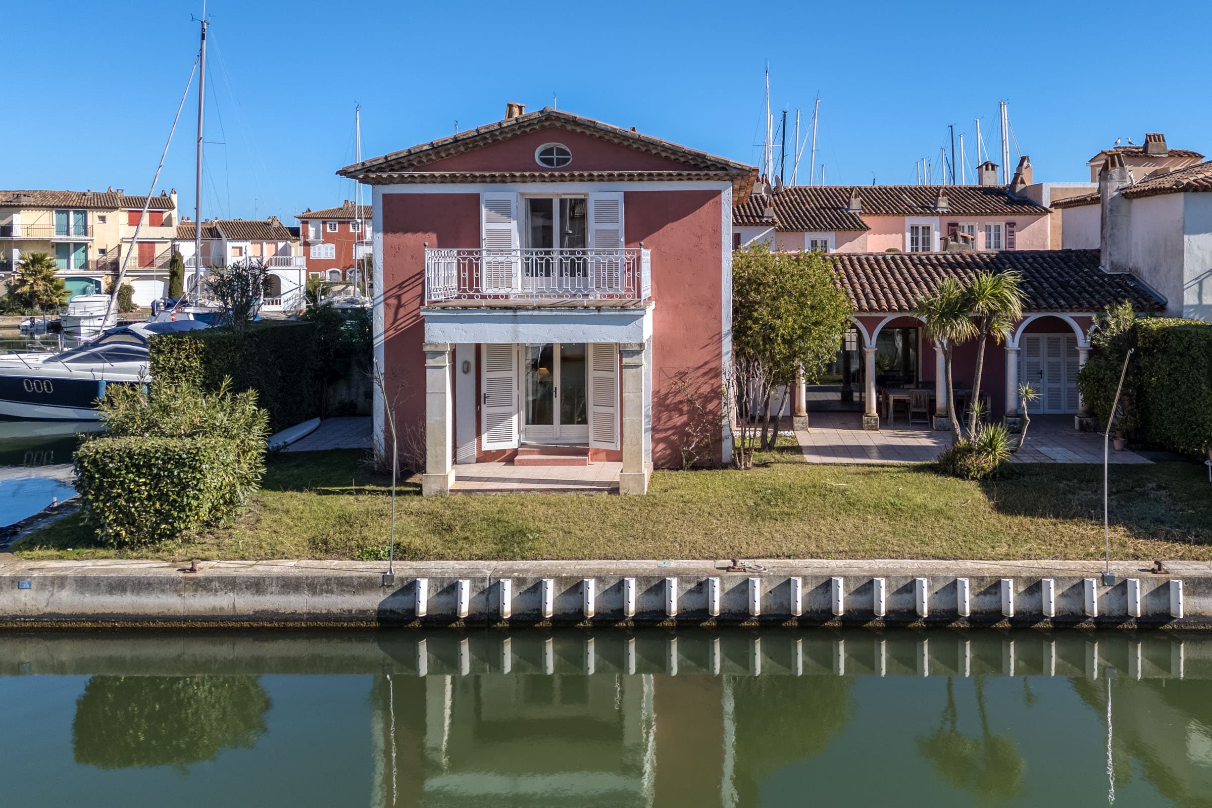 Propriété à vendre à Port-Grimaud avec grands amarrages, façade élégante sur le canal, exposition plein ouest et charme méditerranéen.