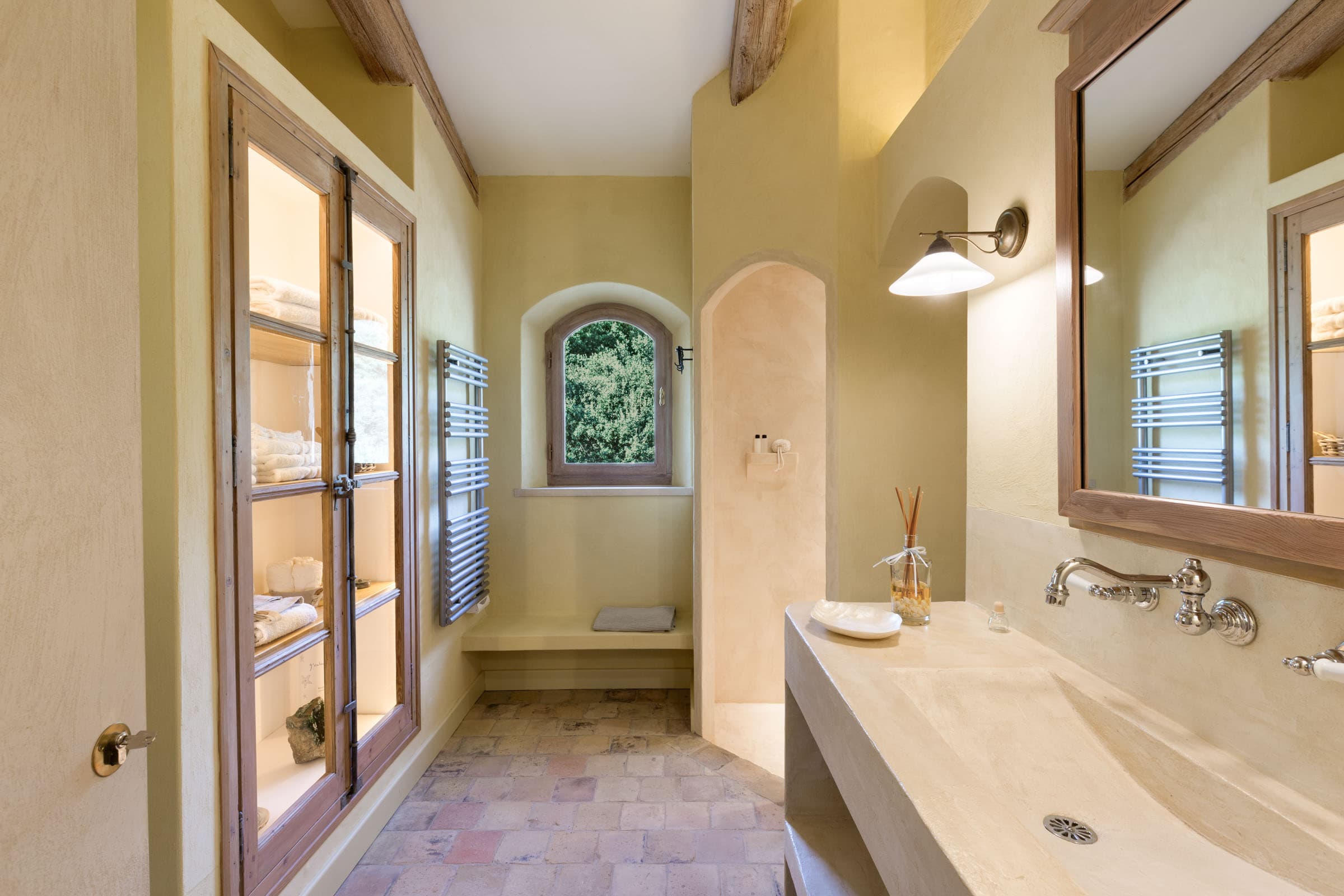 Salles de bain luxueuse avec matériaux nobles, villa provençale récente à vendre en Provence.