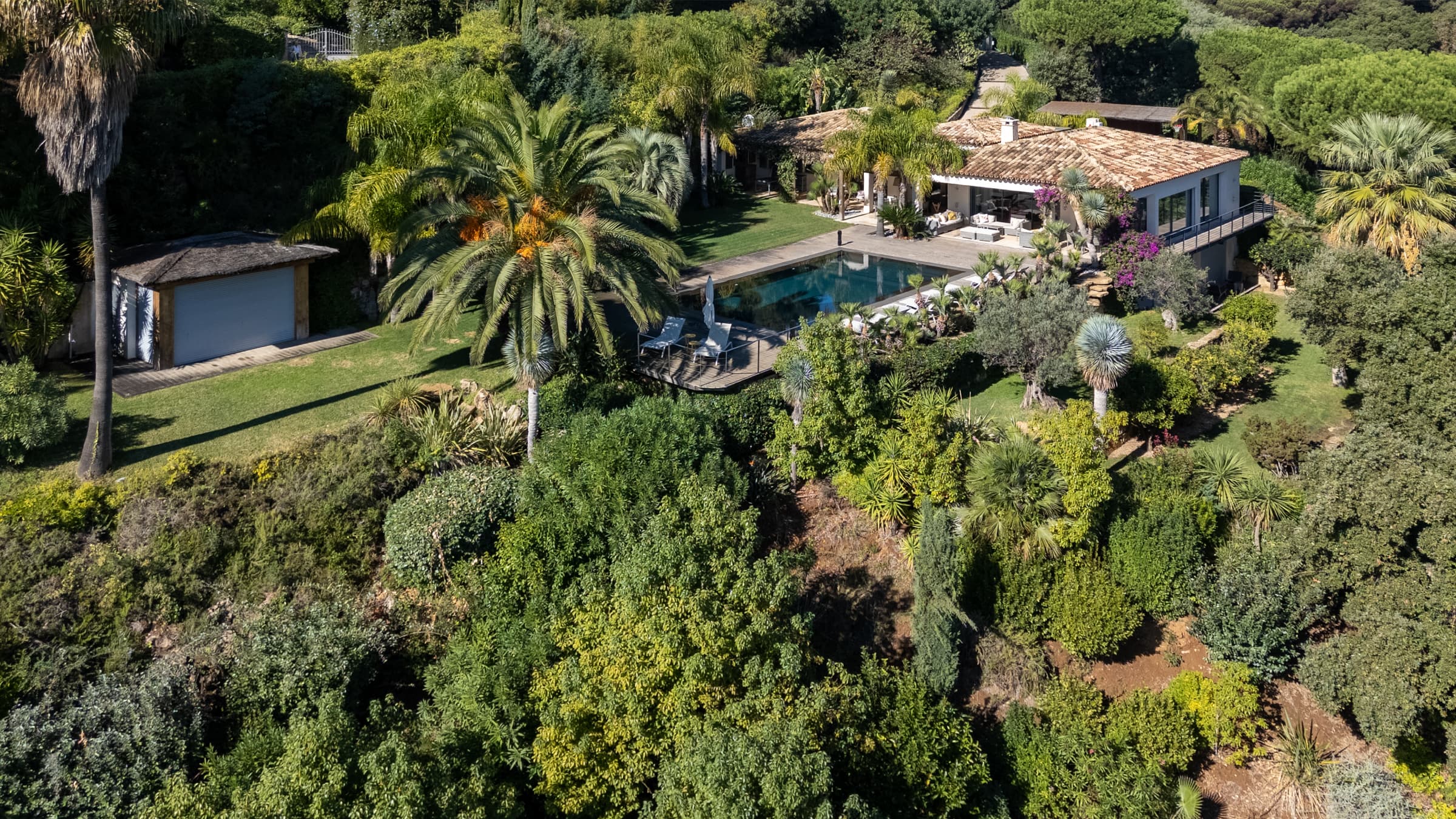 Propriété d’exception à vendre à La Croix-Valmer. 440 m², 5 suites, piscine à débordement et vue panoramique sur la Méditerranée.