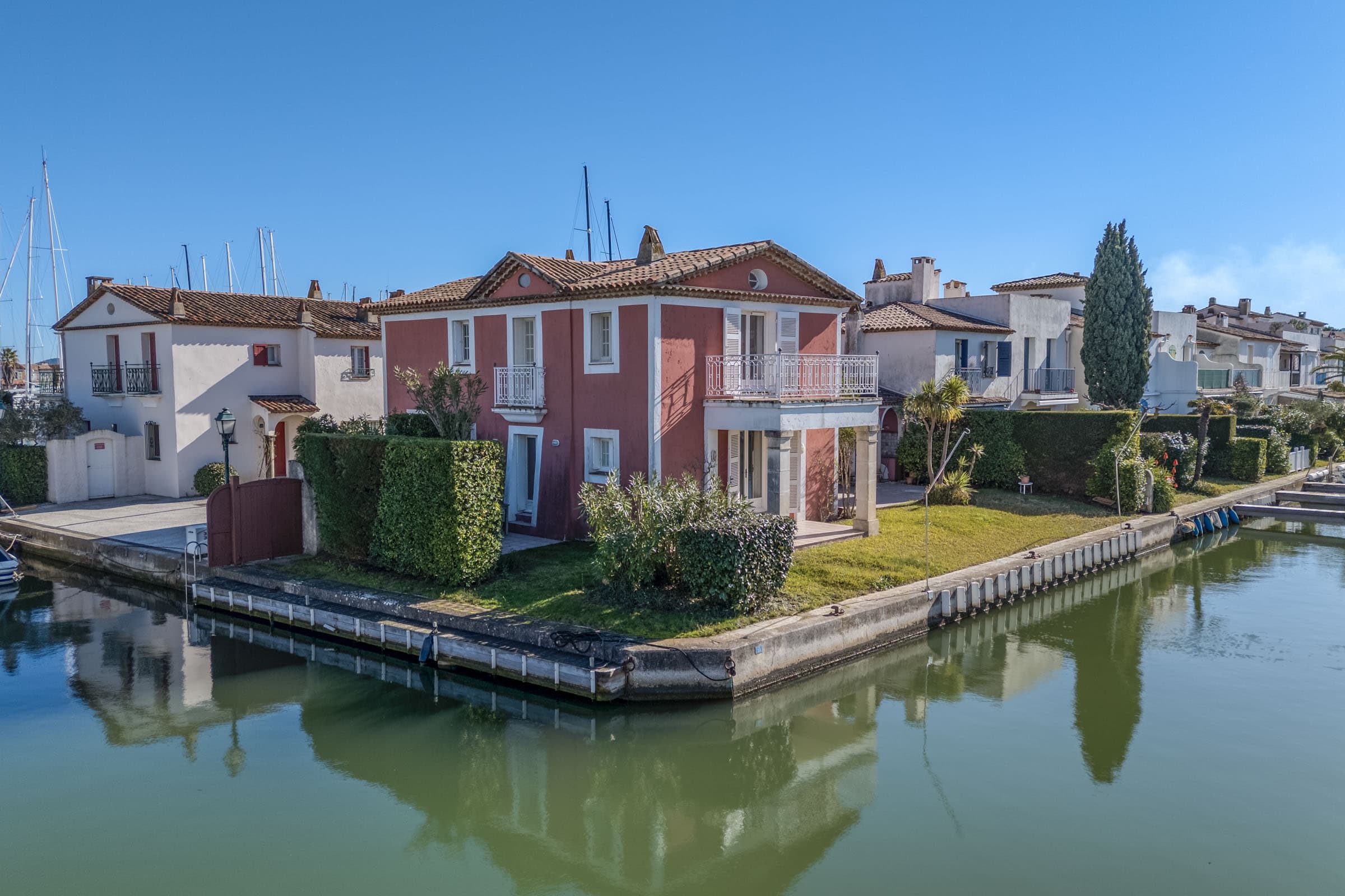 Propriété à vendre Port-Grimaud avec grands amarrages, terrain d’angle rare, terrasses et accès direct au canal.