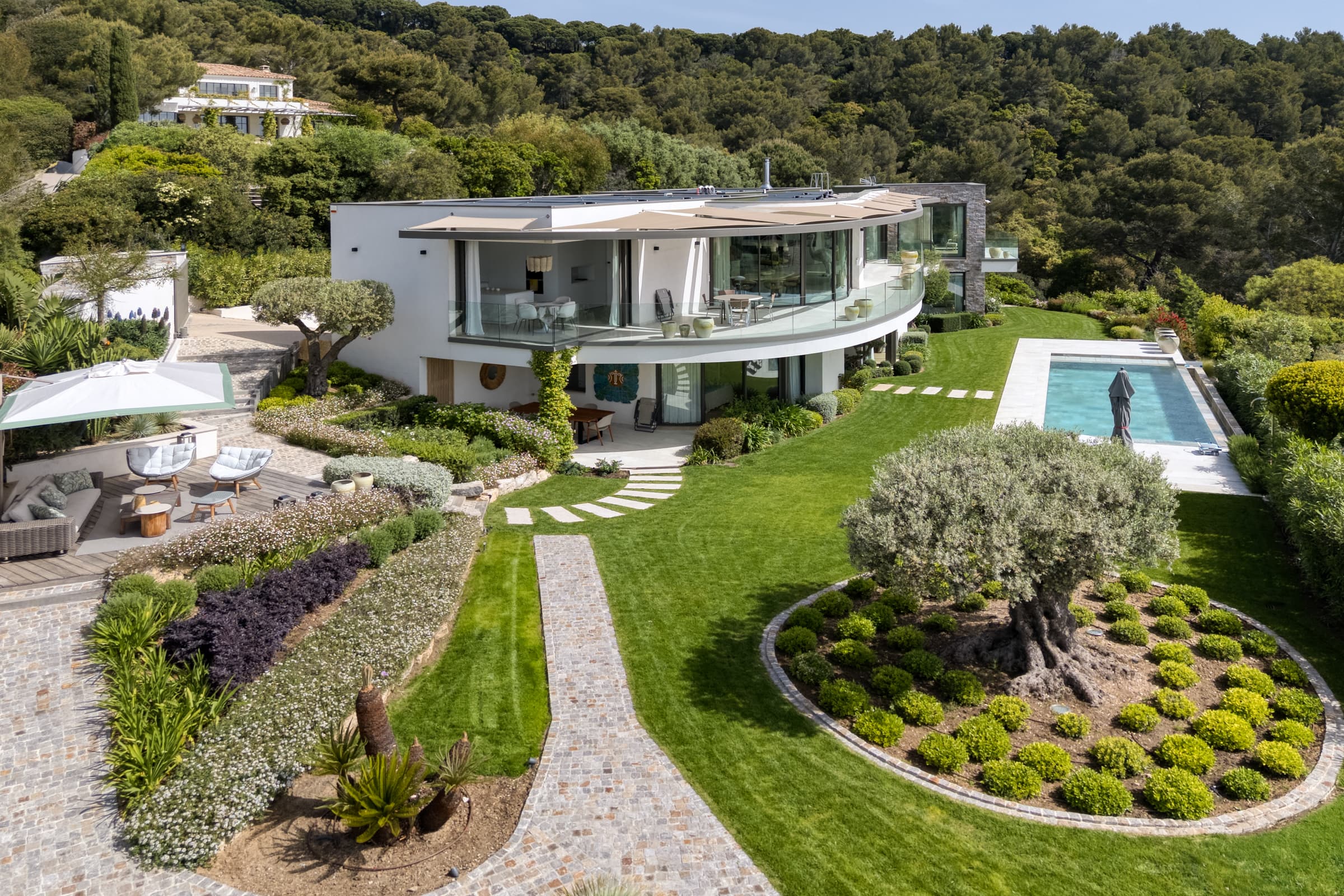 Propriété d’exception à vendre à Cavalaire-sur-Mer de 410 m² avec jardin paysager, terrasses et vue mer panoramique à couper le souffle.