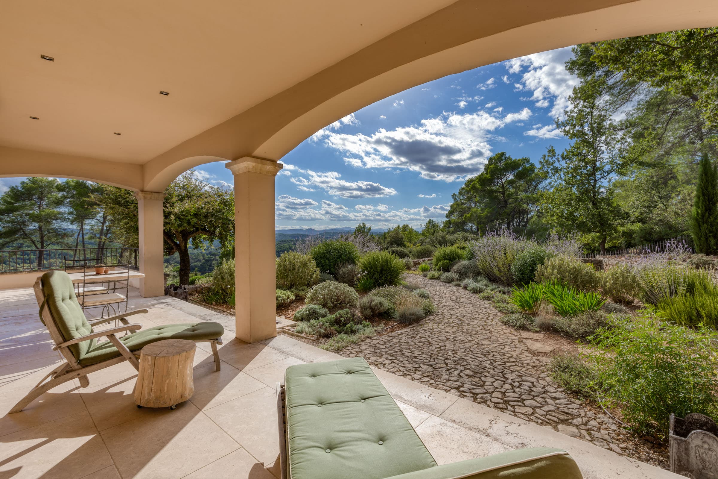 Jardin en restanques avec source naturelle et 40 oliviers, villa provençale haut de gamme en vente à Entrecasteaux.
