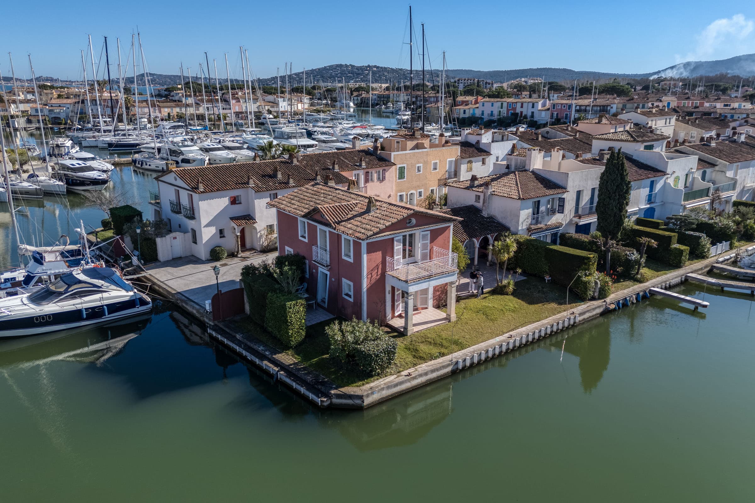 Propriété à vendre Port-Grimaud avec grands amarrages, terrain d’angle rare, terrasses et accès direct au canal.