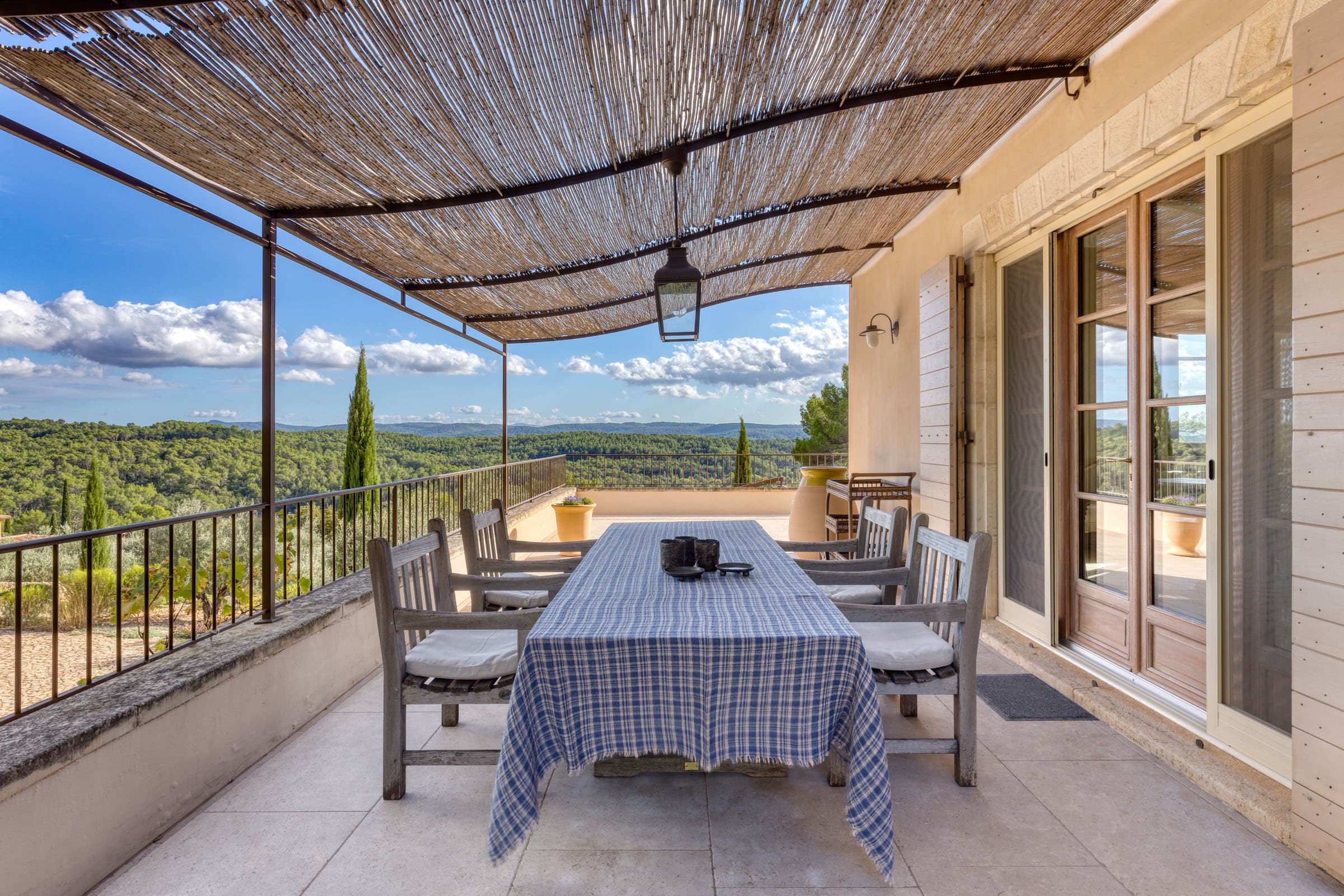 Espace extérieur idéal pour recevoir avec cuisine d’été, propriété de luxe à vendre dans le Var.