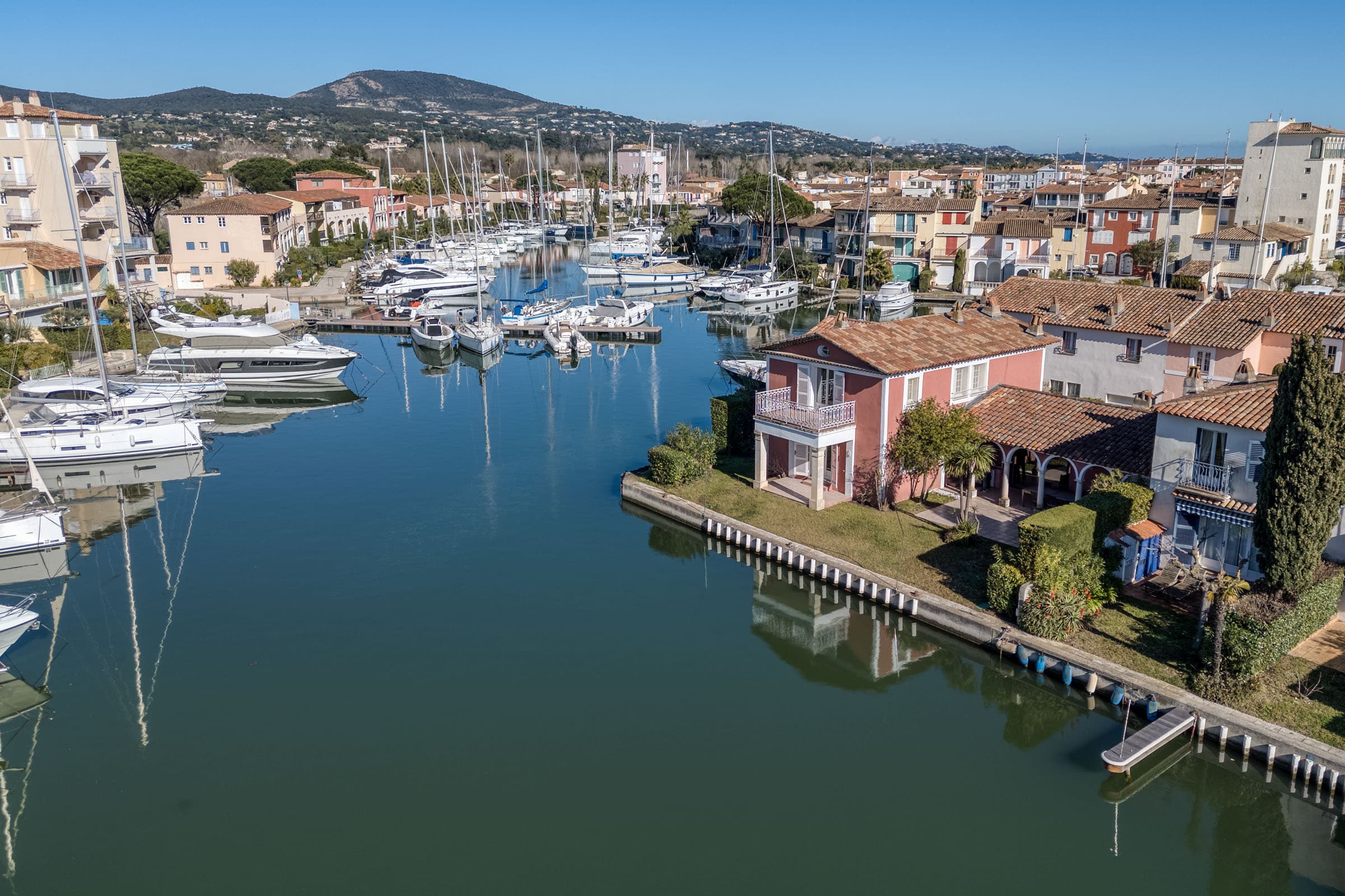 Maison à vendre Port-Grimaud avec grands amarrages, terrain d’angle rare, terrasses et accès direct au canal.