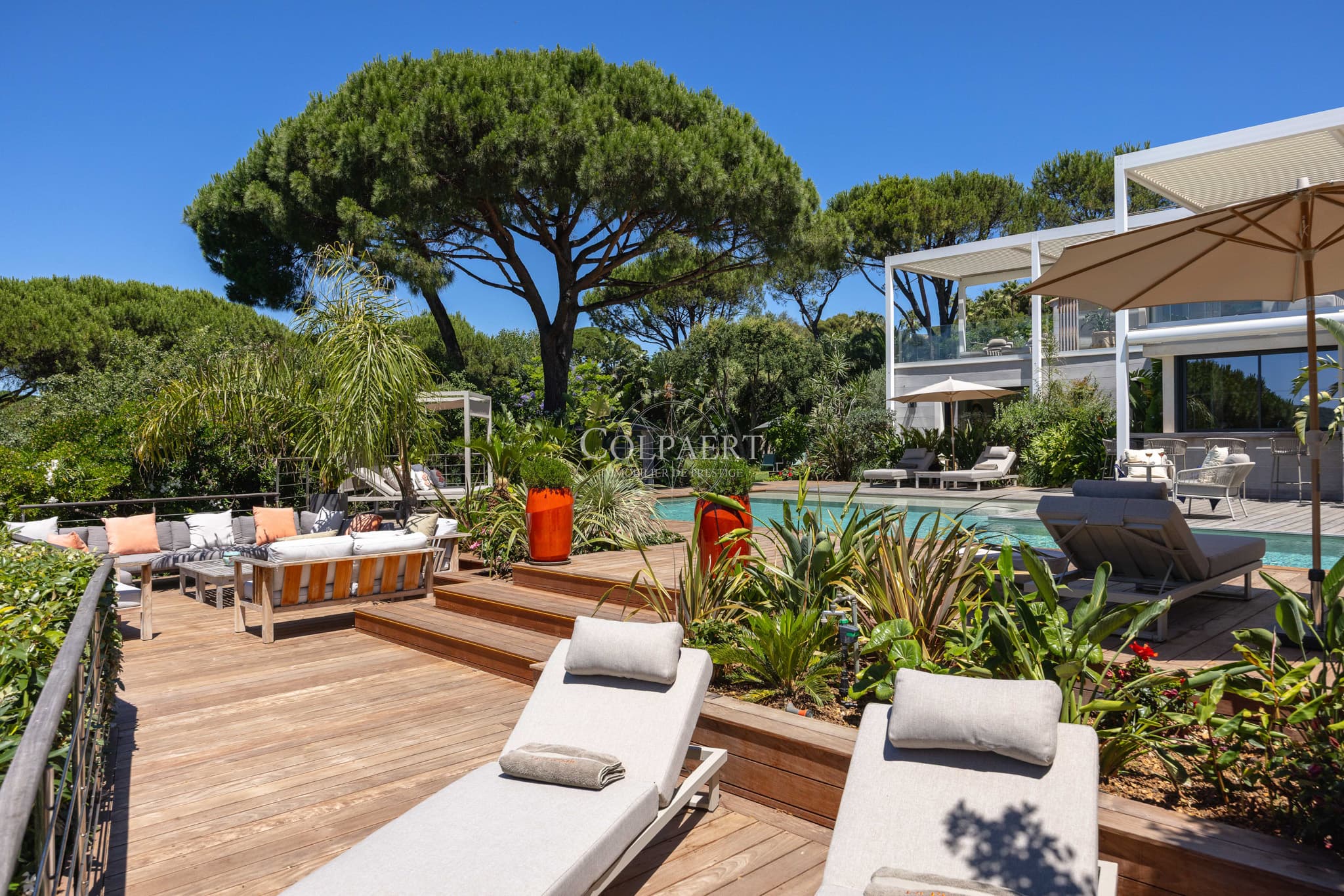 Façade élégante d'une propriété de prestige à vendre, idéalement située à quelques pas des plages mythiques de Pampelonne.