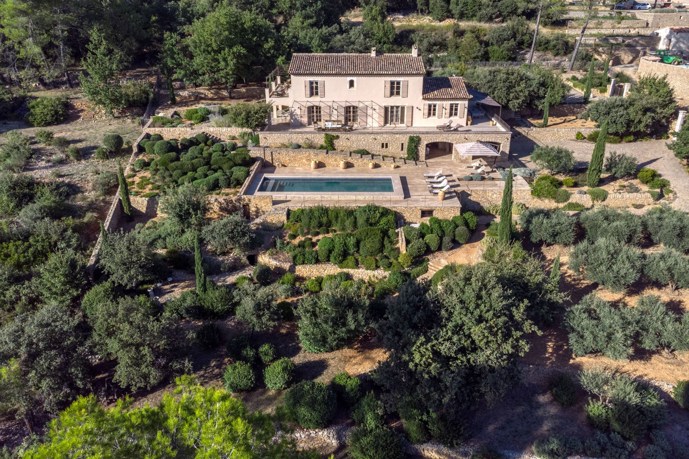 Villa provençale moderne située à Entrecasteaux sur un terrain de 4 200 m², propriété haut de gamme avec vue dominante sur la nature.