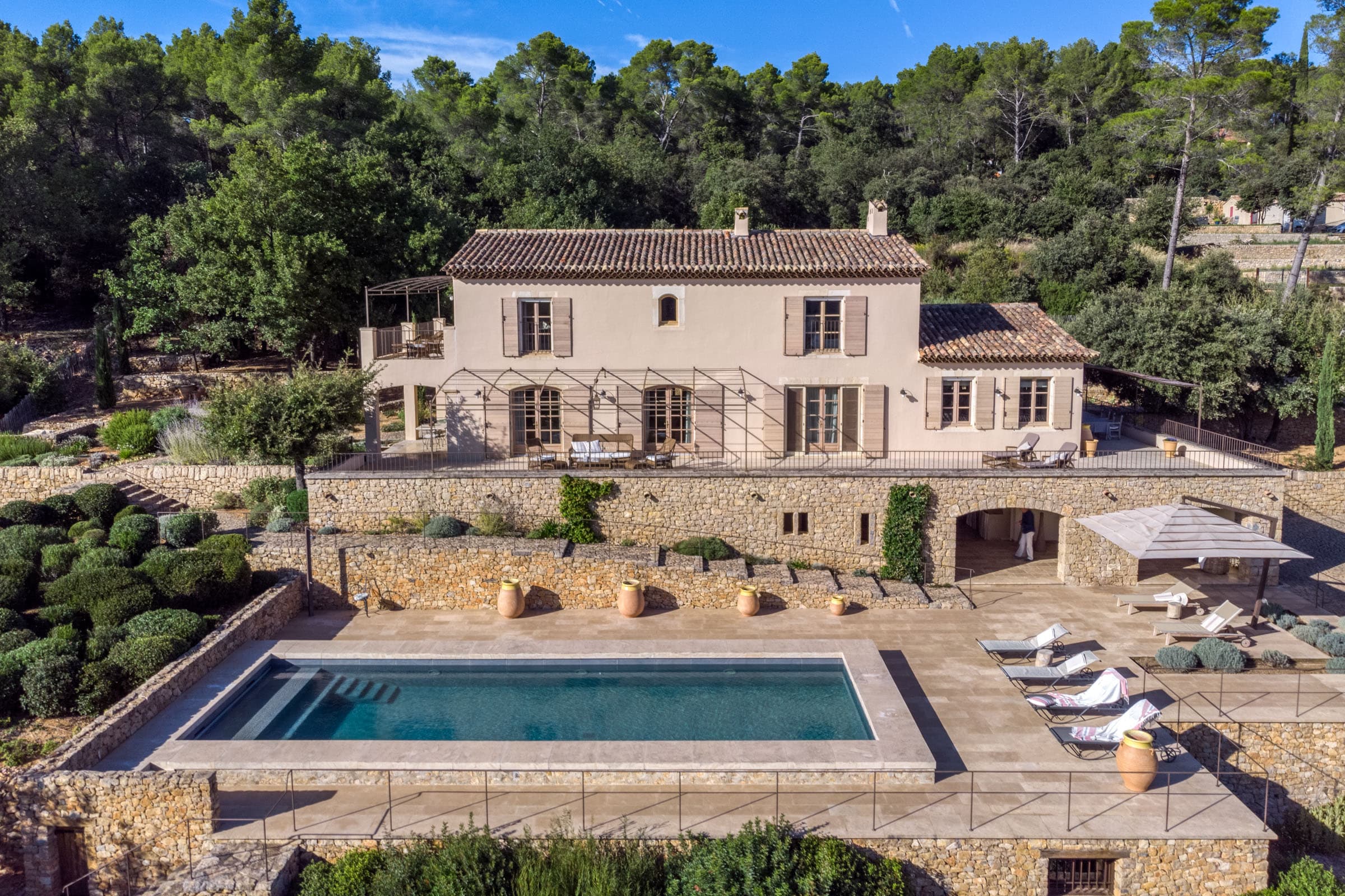 Villa provençale moderne située à Entrecasteaux sur un terrain de 4 200 m², propriété haut de gamme avec vue dominante sur la nature.
